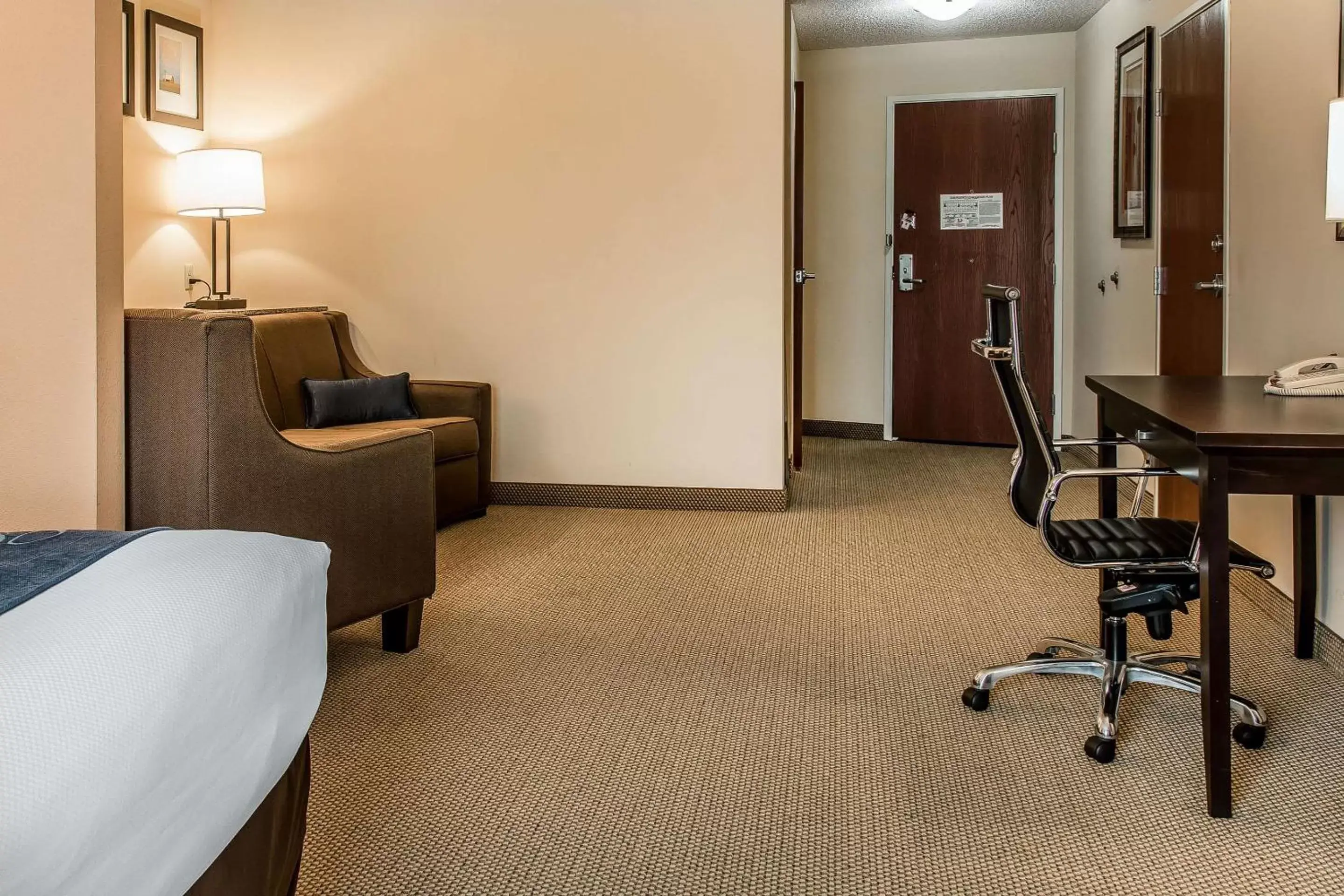 Photo of the whole room, Seating Area in Comfort Suites South Bend Near Casino