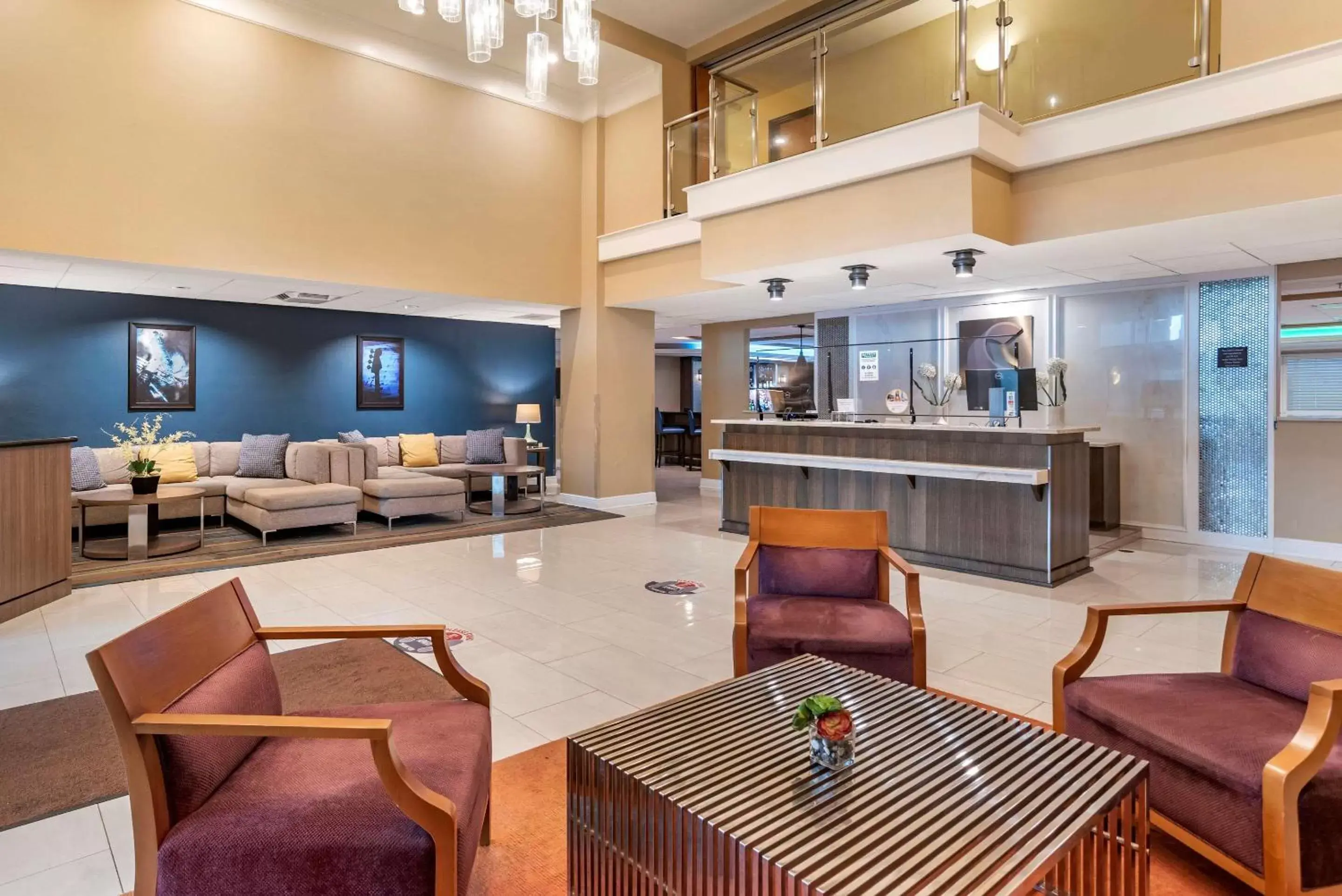 Lobby or reception, Lounge/Bar in Comfort Inn & Suites New Orleans Airport North