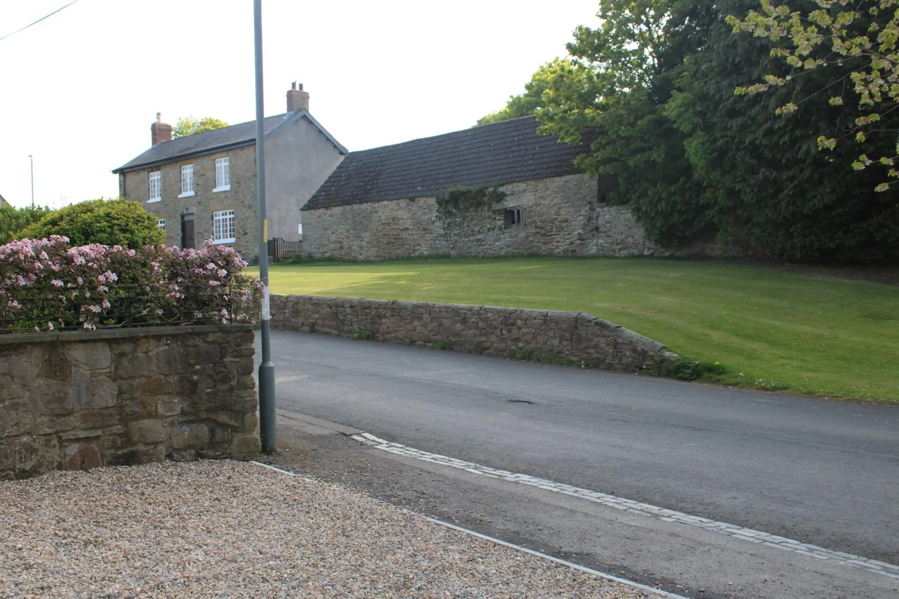 Neighbourhood, Property Building in White House Cottages