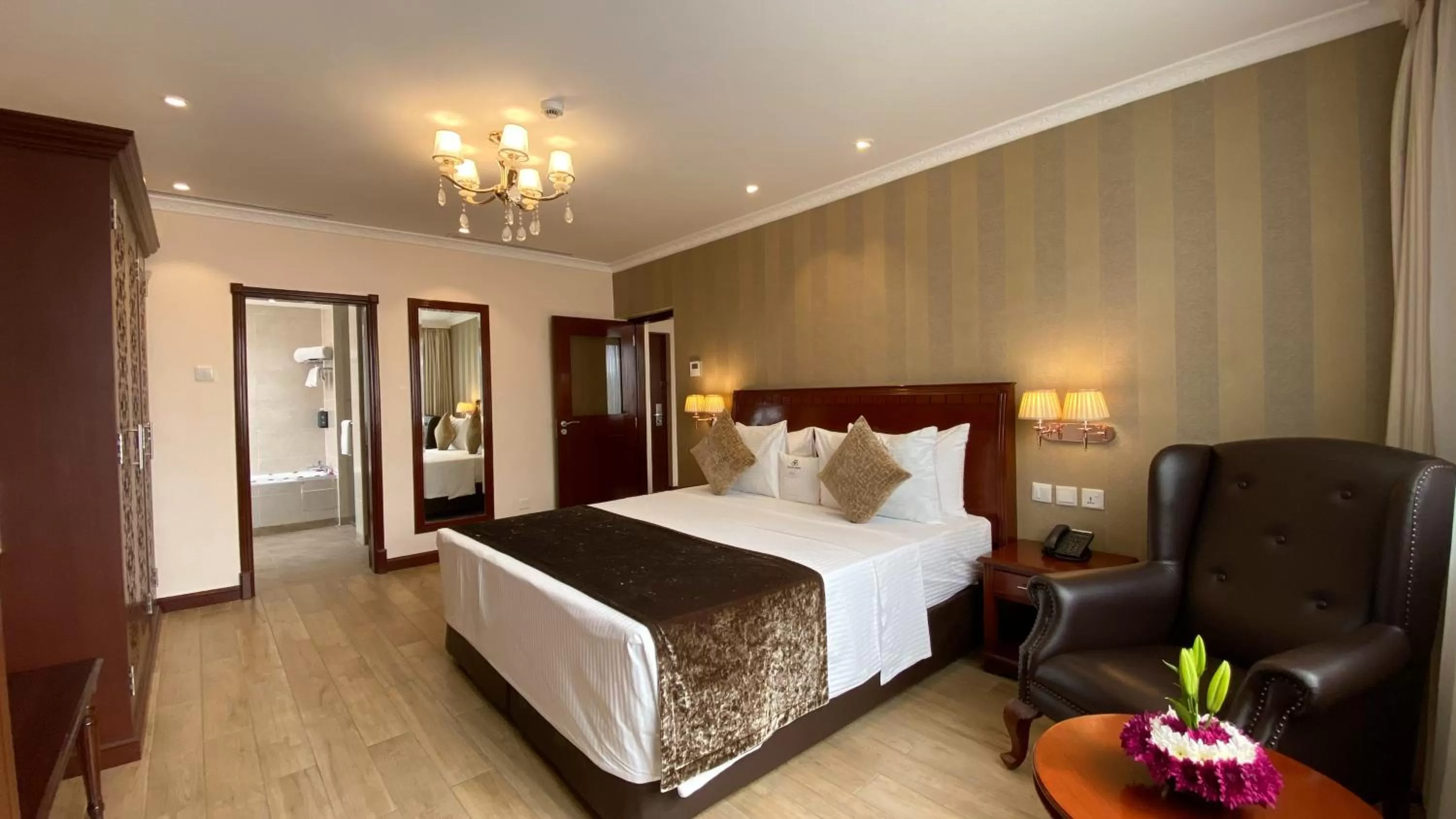 Photo of the whole room, Bed in Sarova Woodlands Hotel and Spa