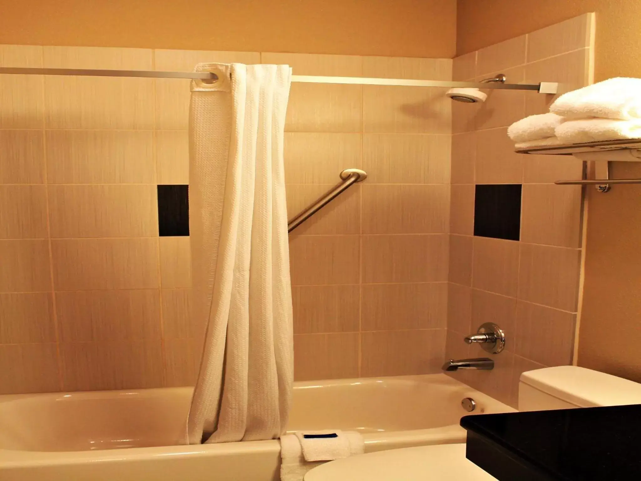 Bathroom in Cityview Inn & Suites Downtown /RiverCenter Area