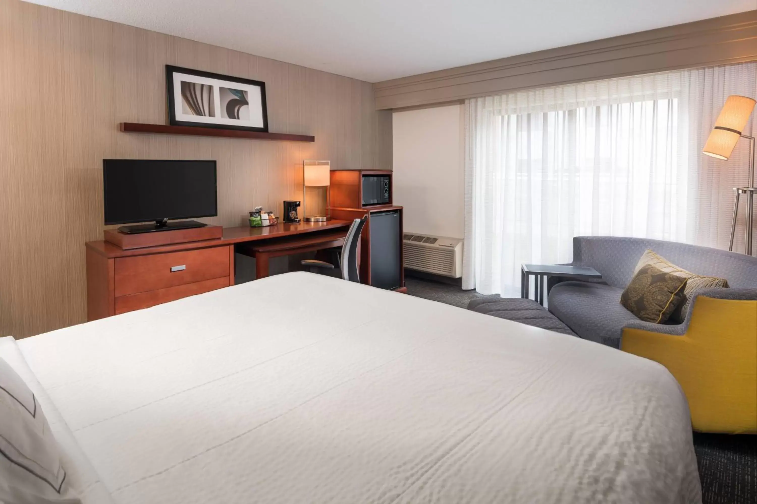 Photo of the whole room, Bed in Courtyard by Marriott New Haven Orange