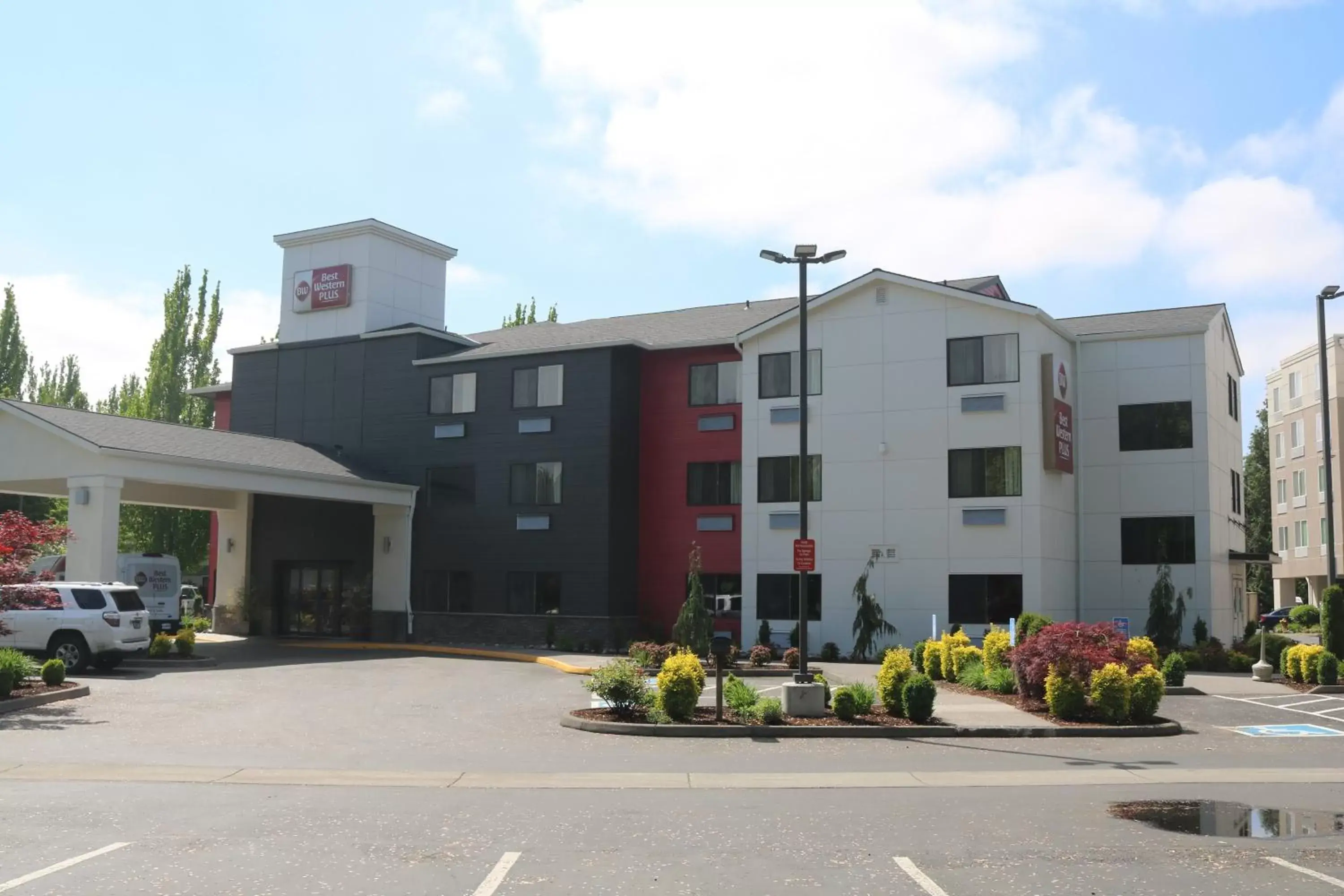 Facade/entrance, Property Building in Best Western Plus Portland Airport Hotel & Suites