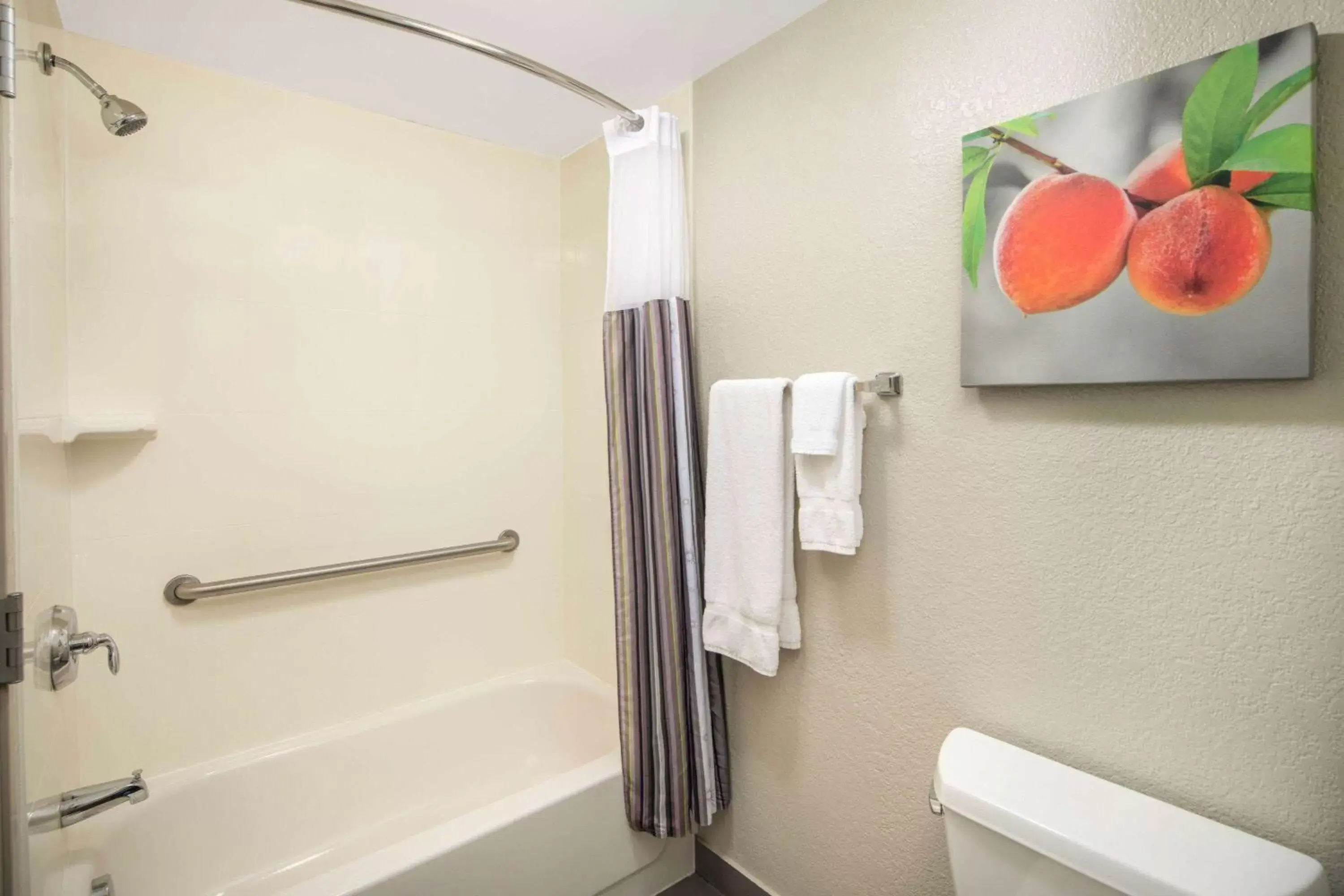 Bathroom in La Quinta by Wyndham Atlanta Airport North