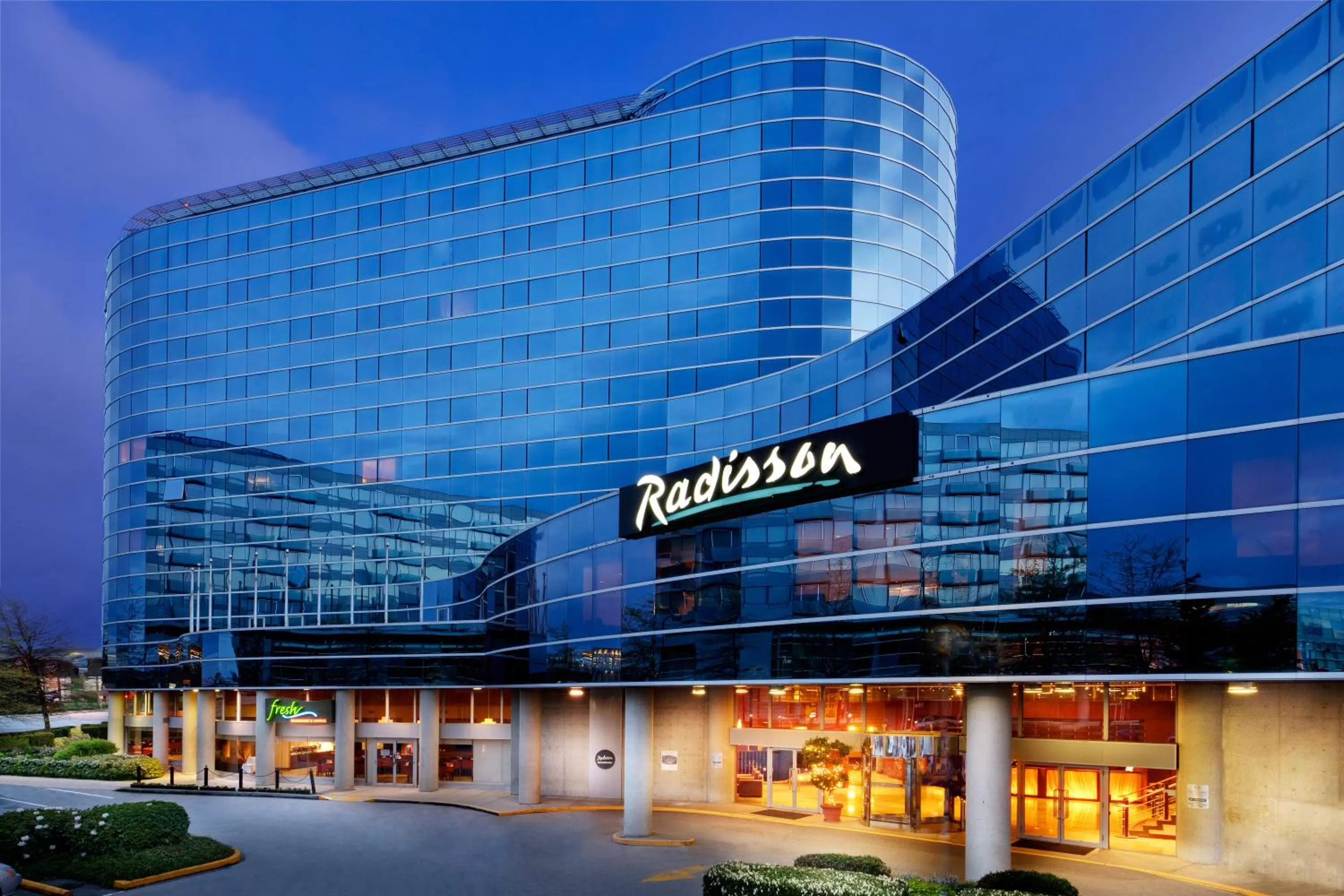 Property building in Radisson Hotel Vancouver Airport