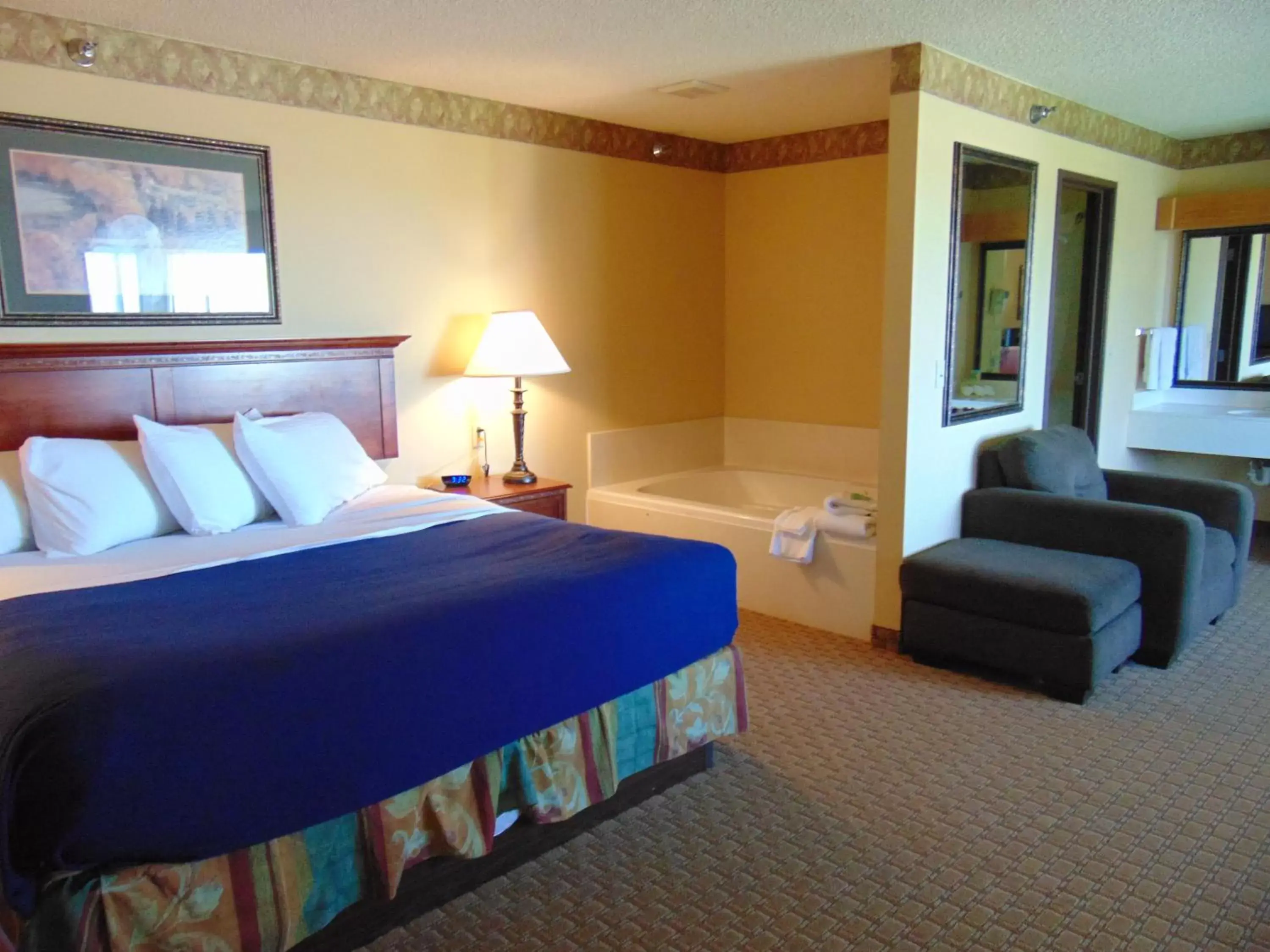 Photo of the whole room, Bed in Horse Creek Inn