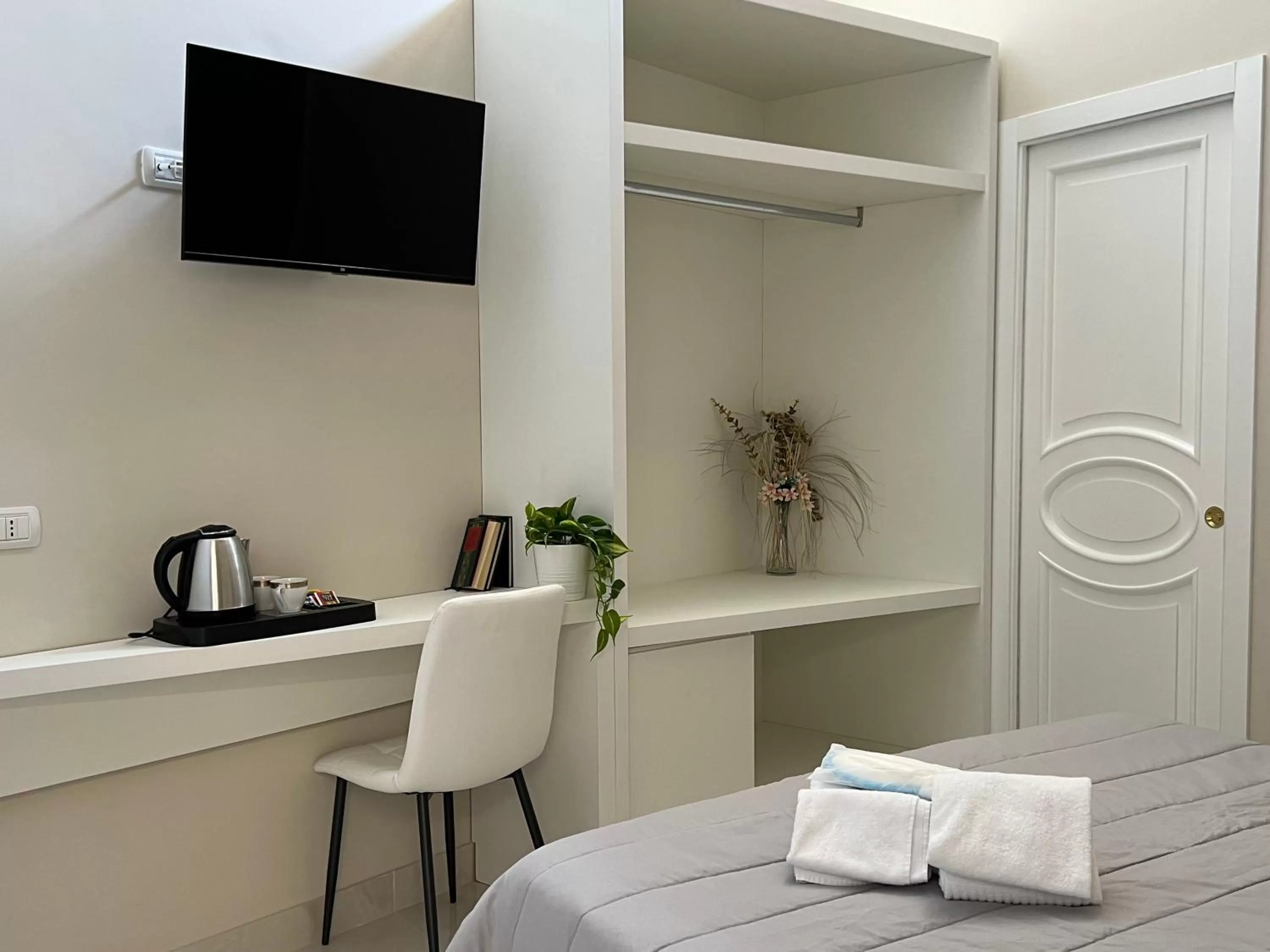 TV/Entertainment Center in Pompei via Roma Suite