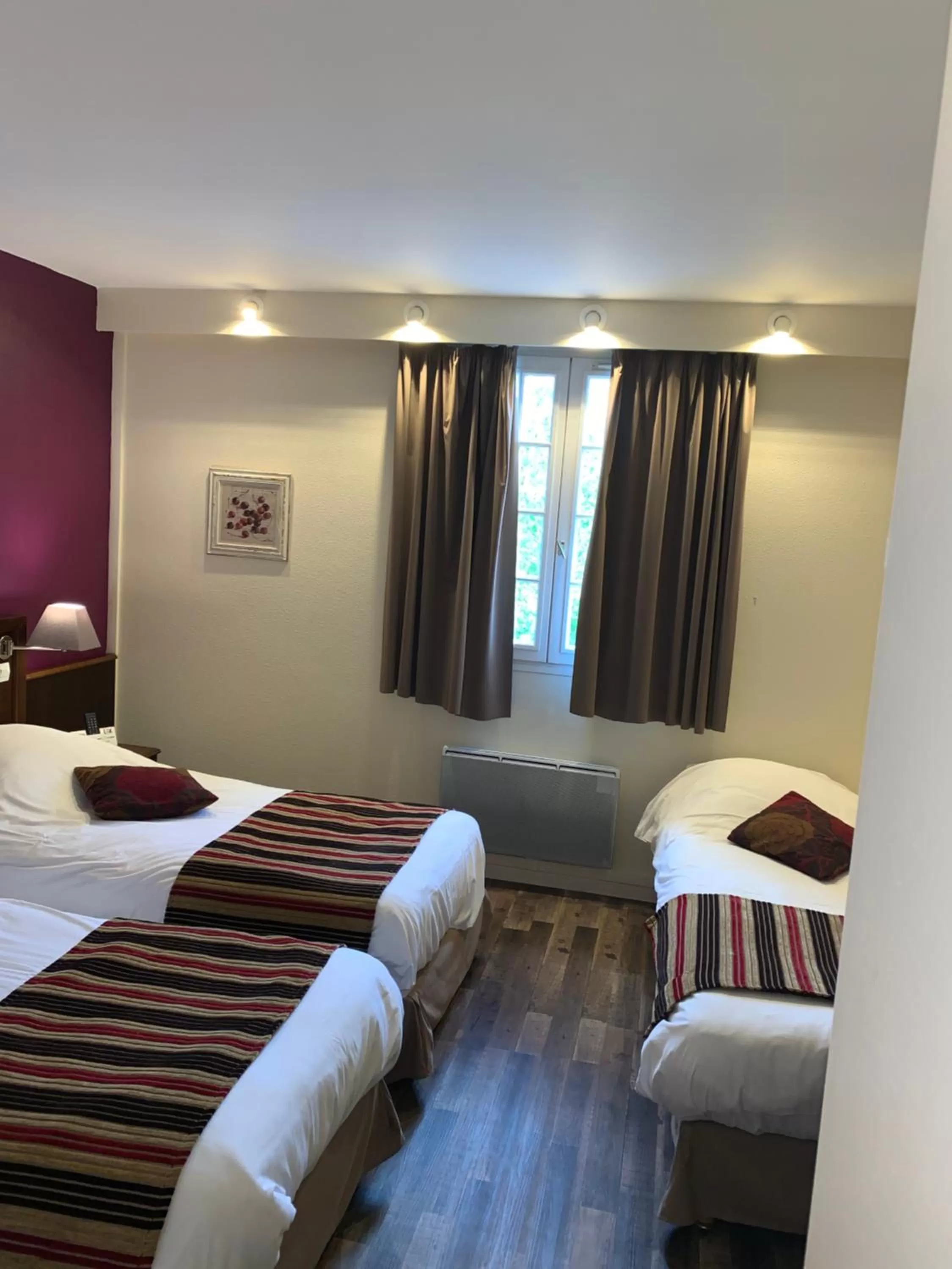 Bed in Logis Hôtel Les Nymphéas