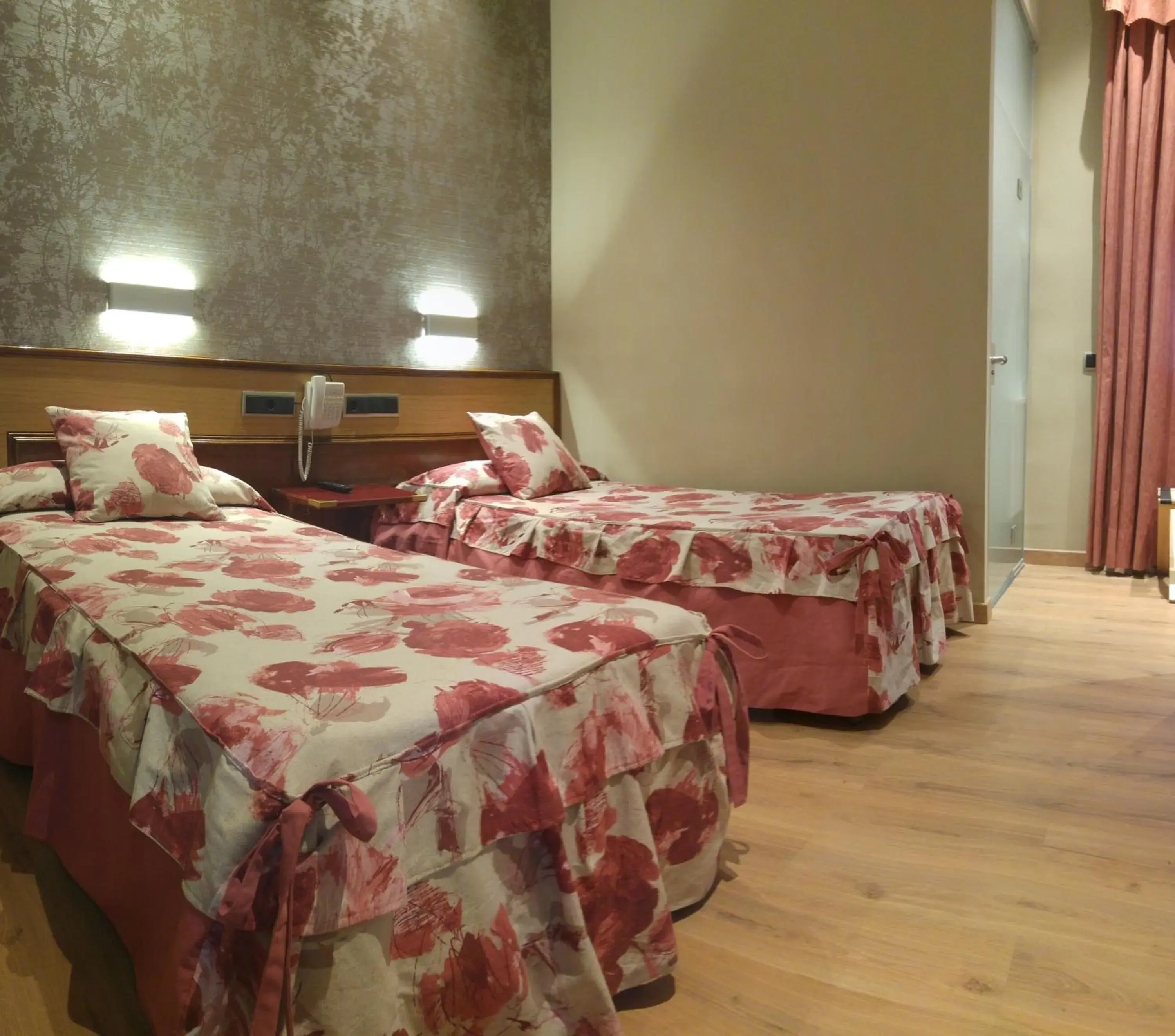 Bedroom, Bed in Hostal Hispano - Argentino