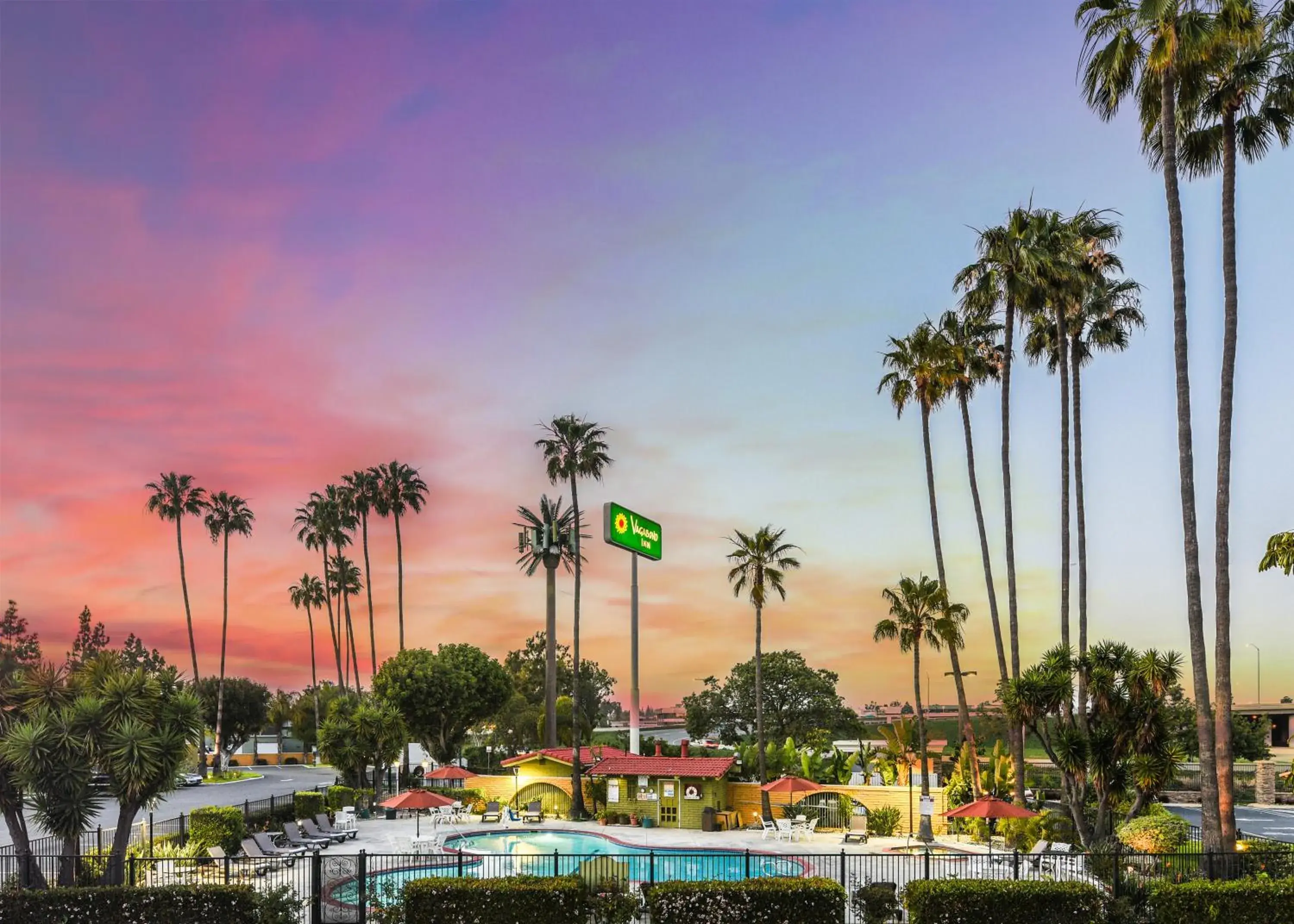 Bird's eye view, Swimming Pool in Vagabond Inn Costa Mesa