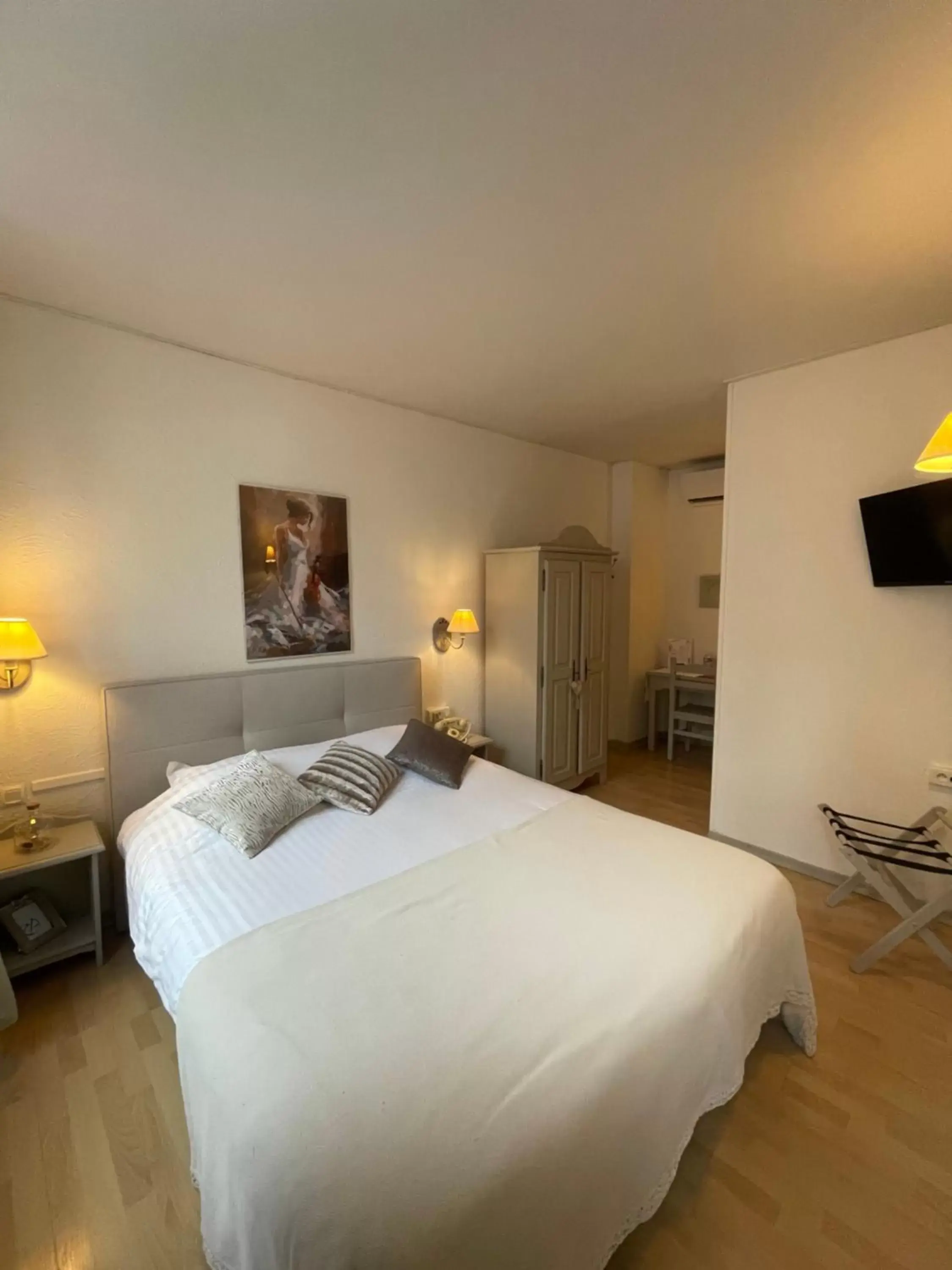 Bedroom, Bed in The Originals City, Hôtel de la Balance, Montbéliard