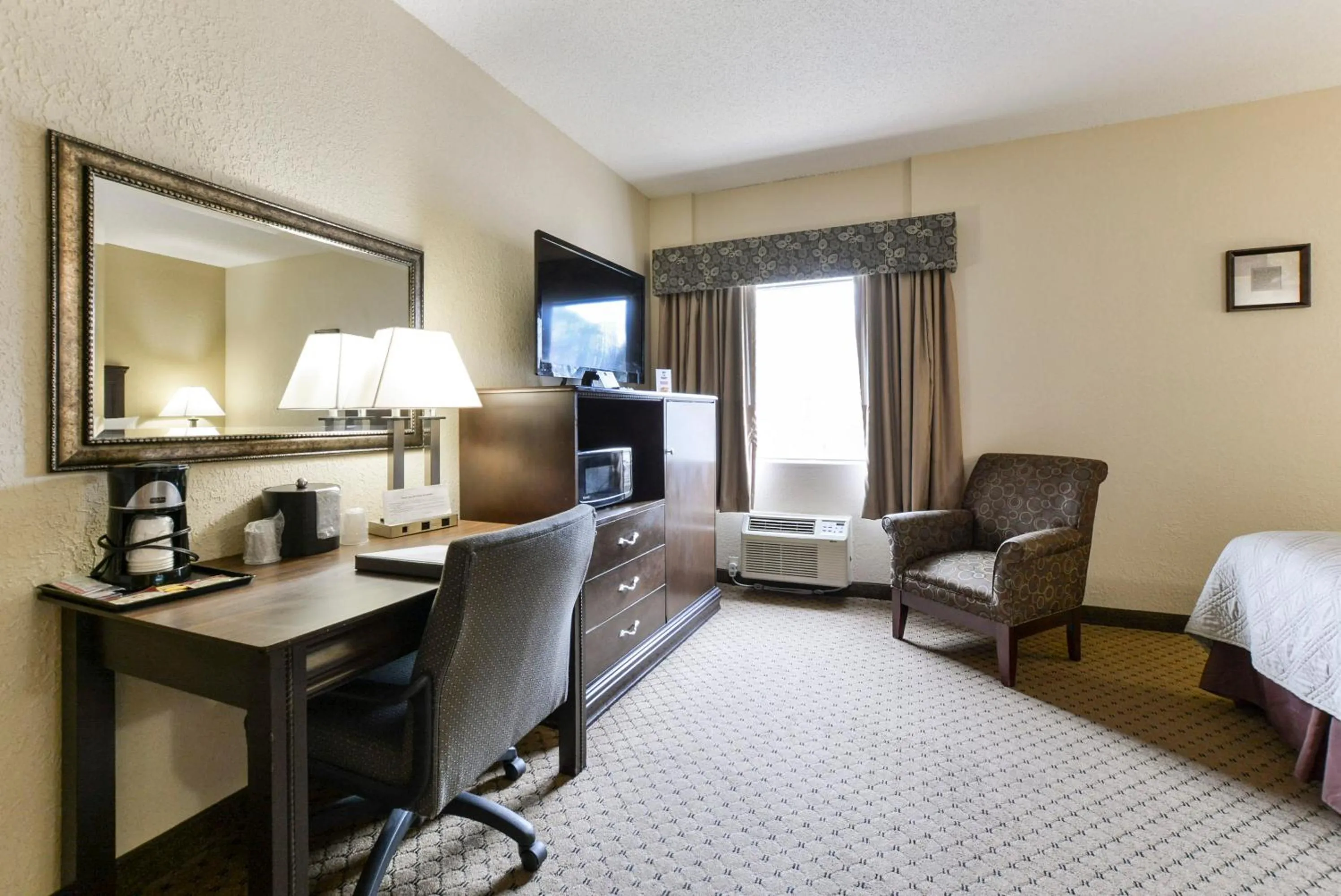 Communal lounge/ TV room, Bed in Grand View Inn & Suites
