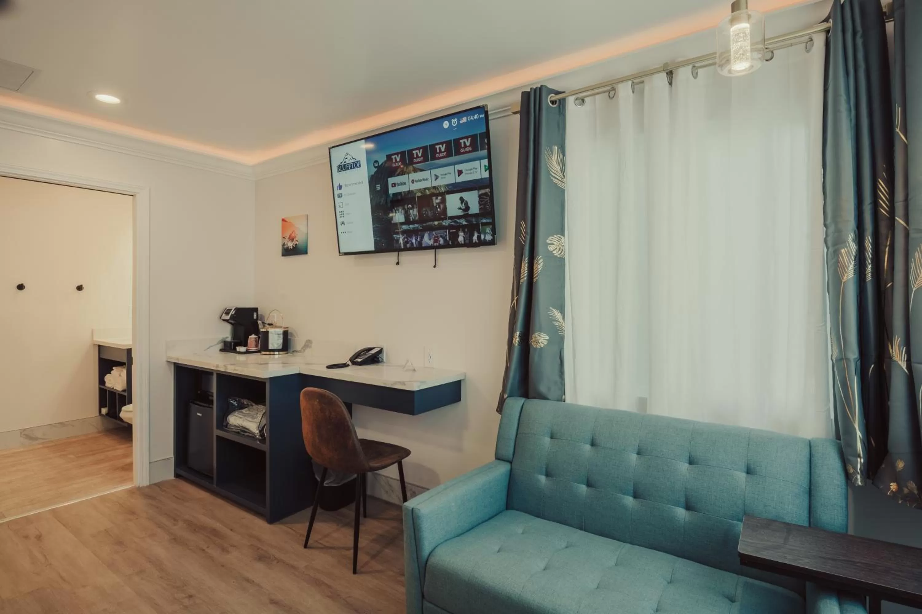 TV and multimedia in Blufftop Inn & Suites - Wharf/Restaurant District