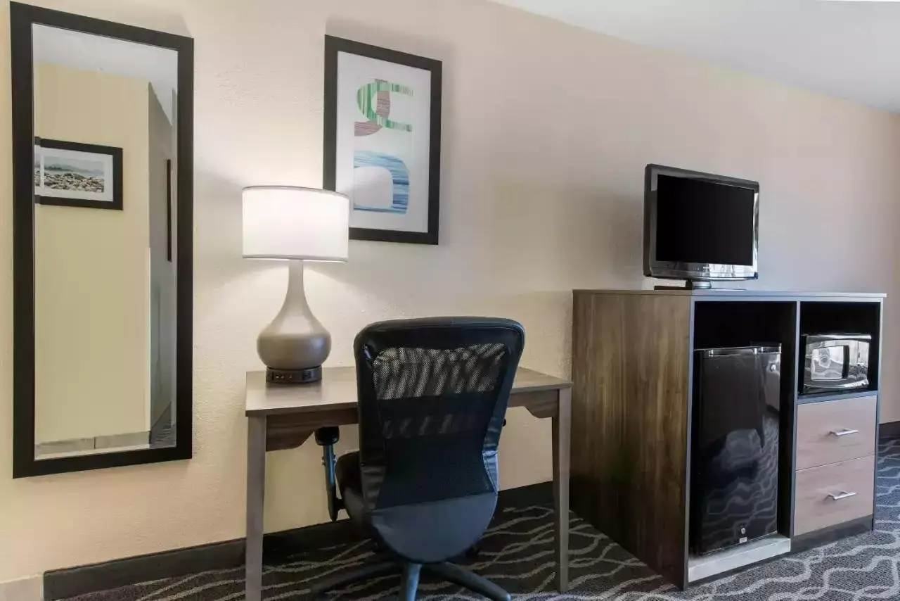 Seating area, TV/Entertainment Center in Quality Inn & Suites Lafayette I-65