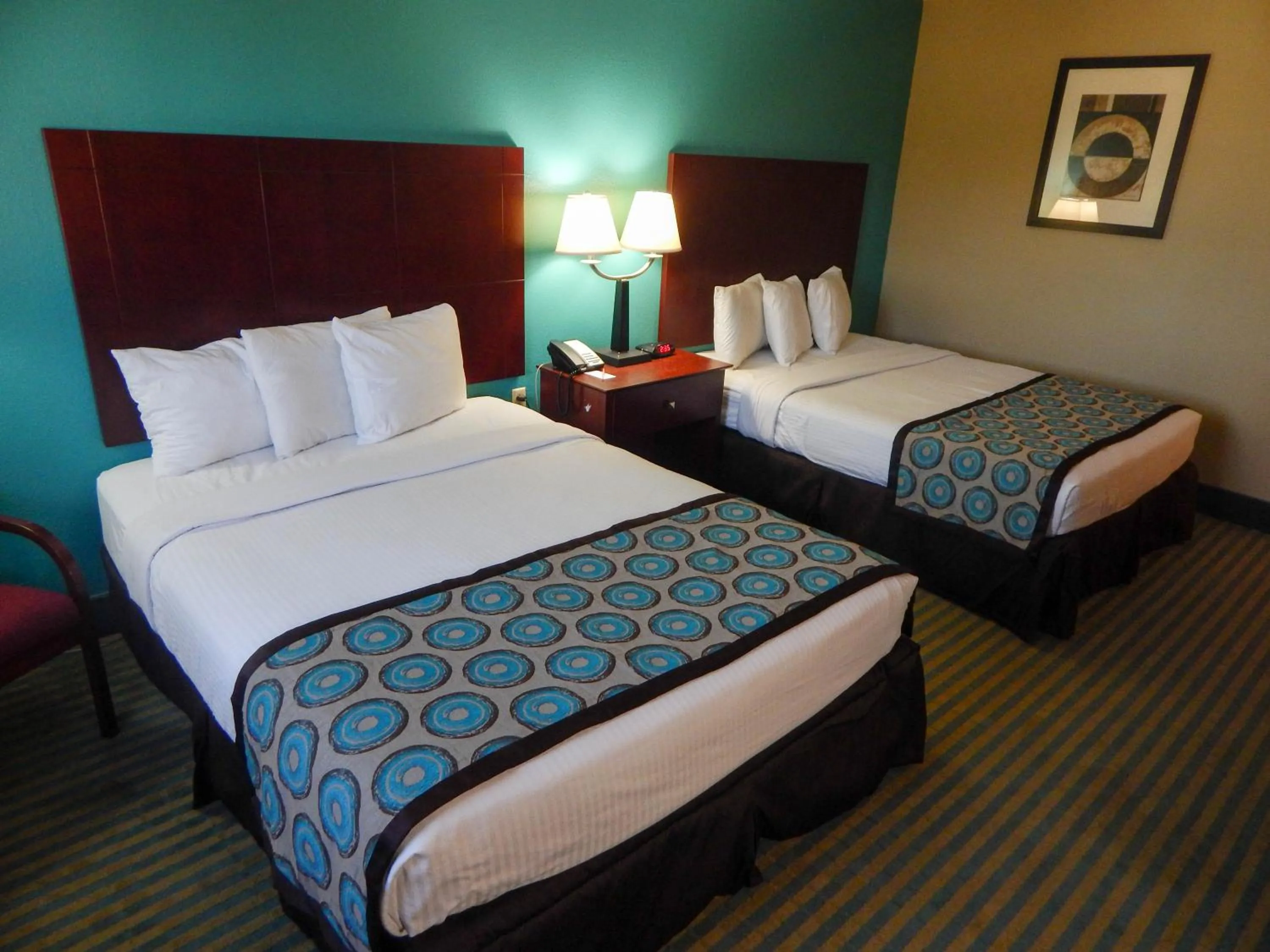 Bed in Howard Johnson by Wyndham Arlington Ballpark / Six Flags