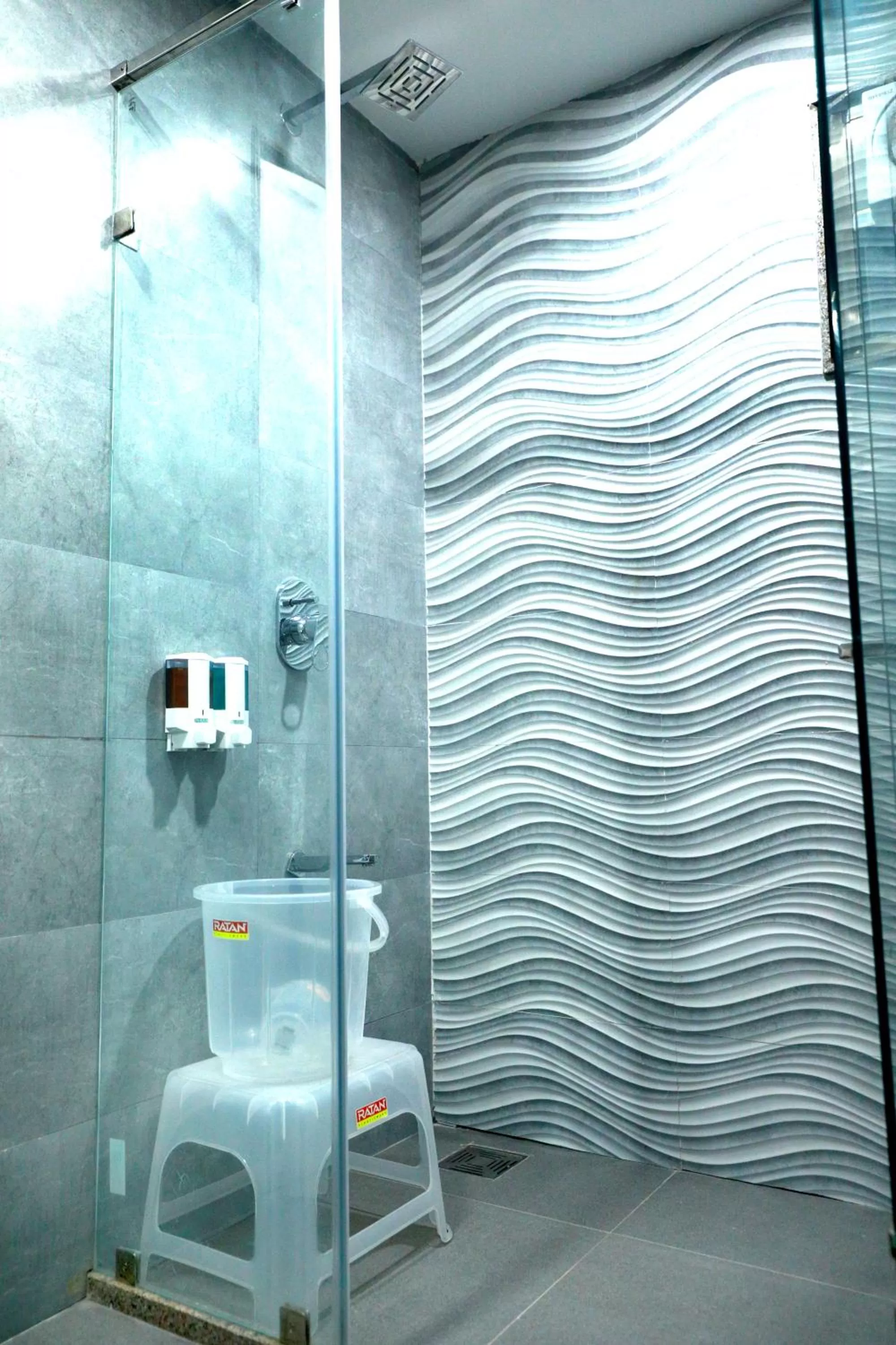 Shower in HOTEL THE GRANDLADHUKARA