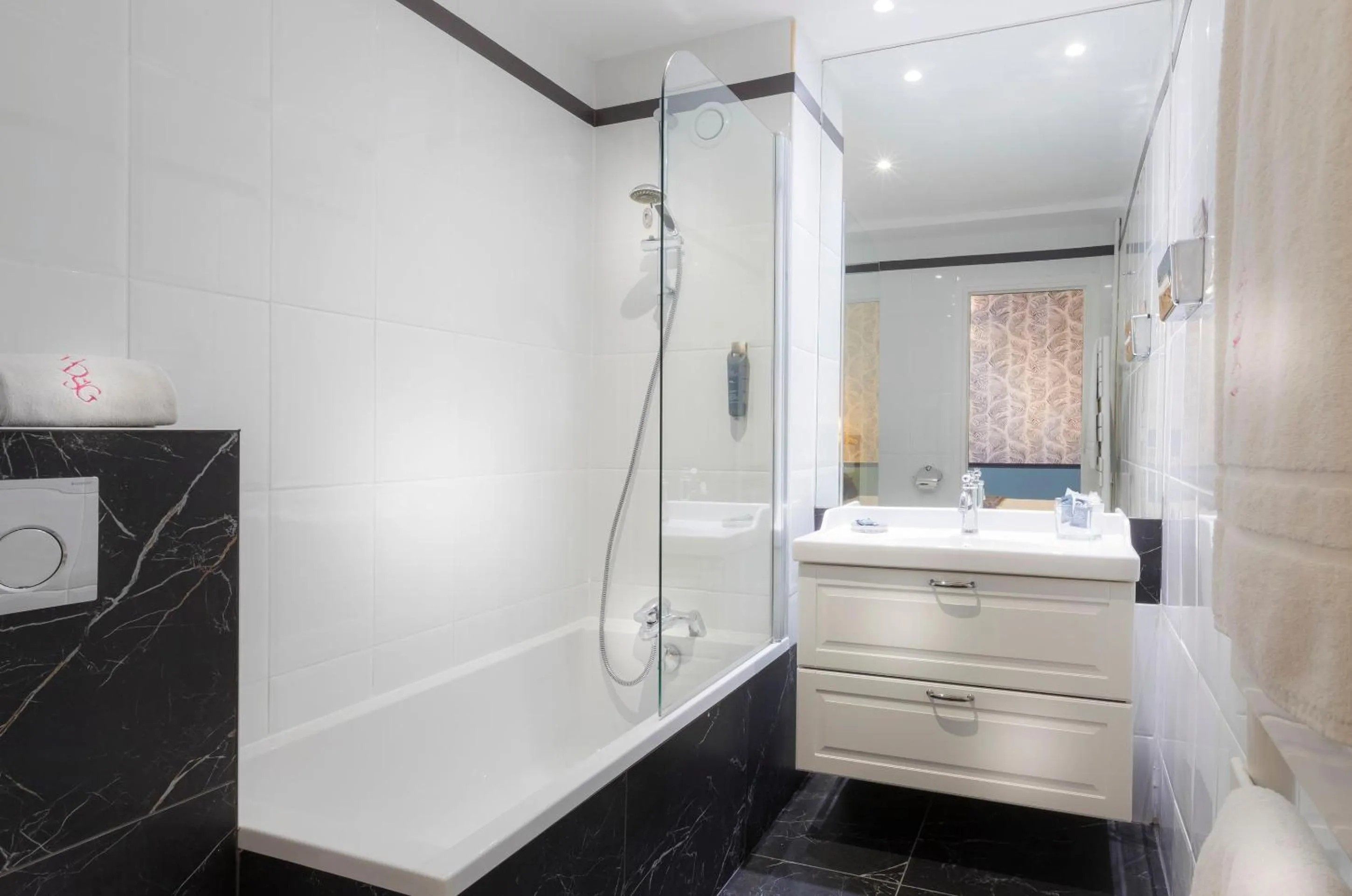 Bathroom in Dauphine Saint Germain