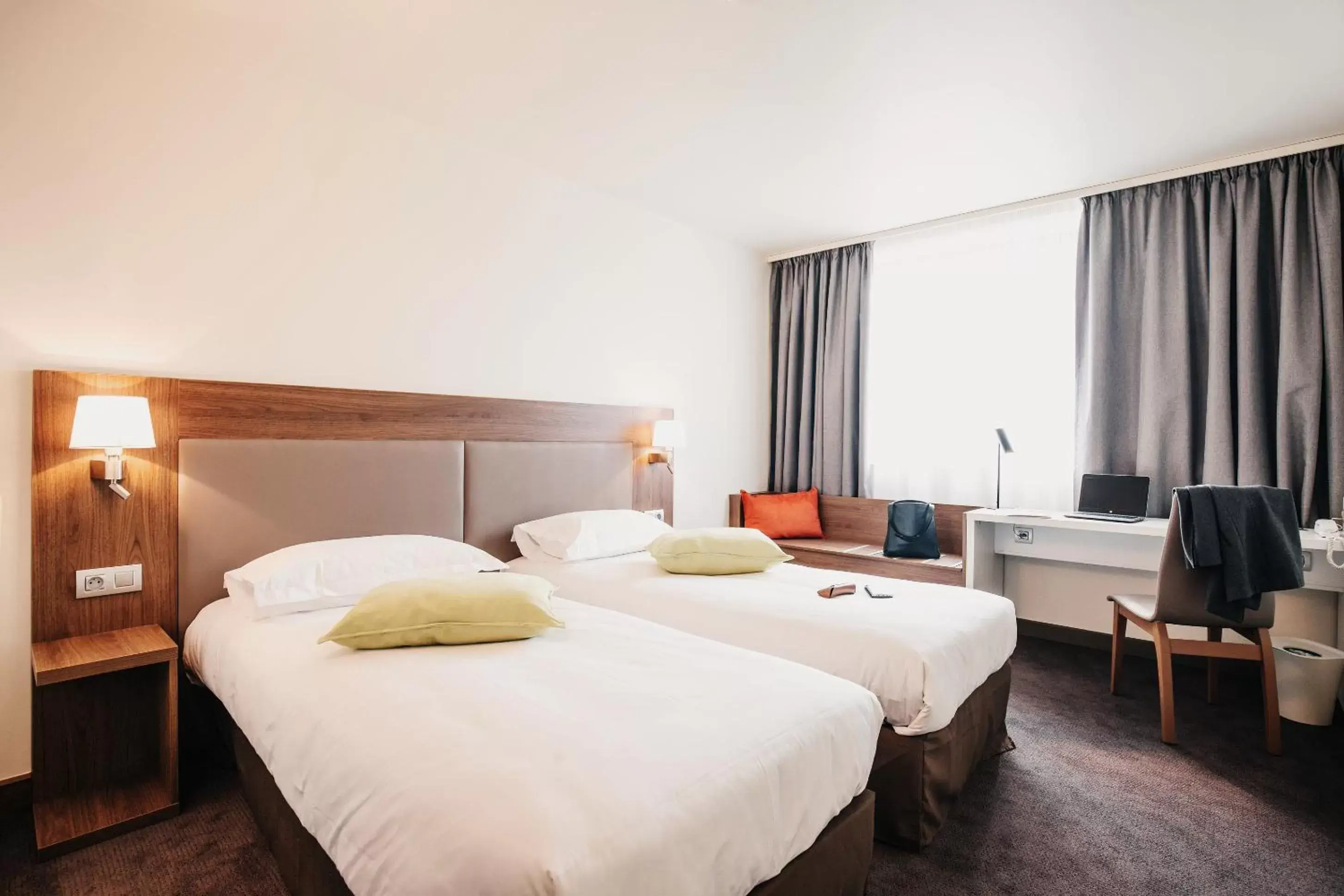 Bedroom, Bed in Campanile Metz Centre - Gare Bedroom, Bed in Campanile Metz Centre - Gare