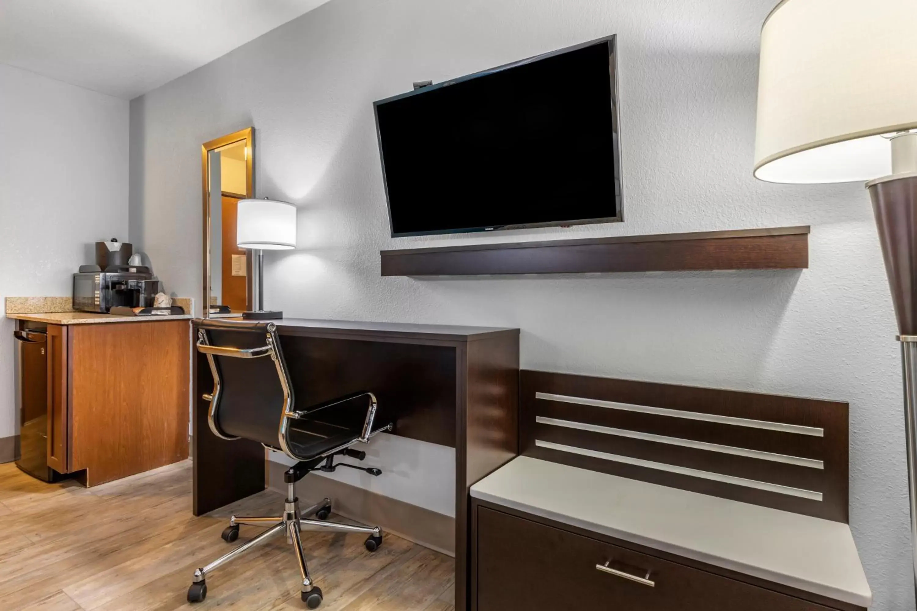 Bedroom, TV/Entertainment Center in Brookstone Lodge near Biltmore Village, Ascend Hotel Collection