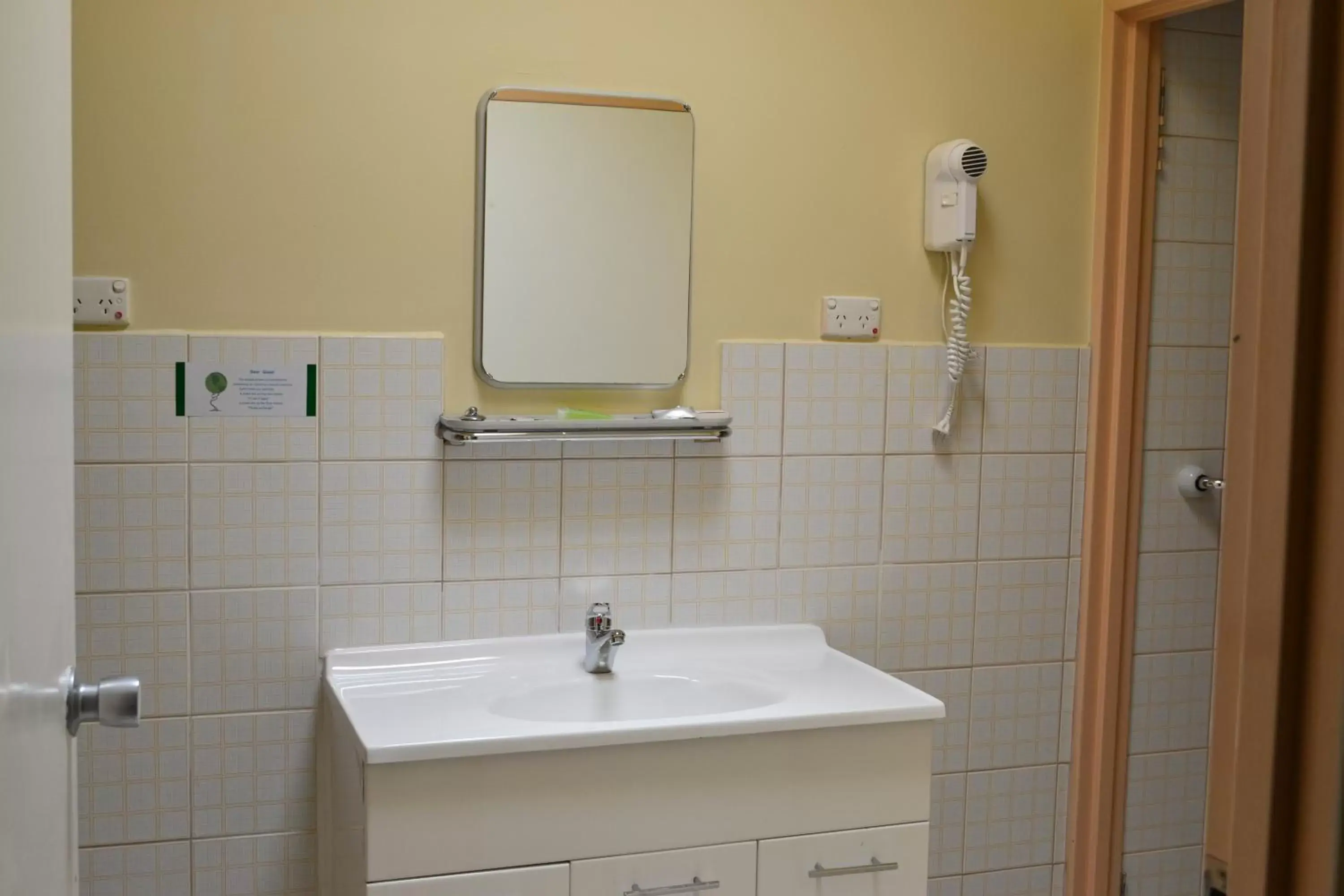 Bathroom in Chadstone Executive Motel
