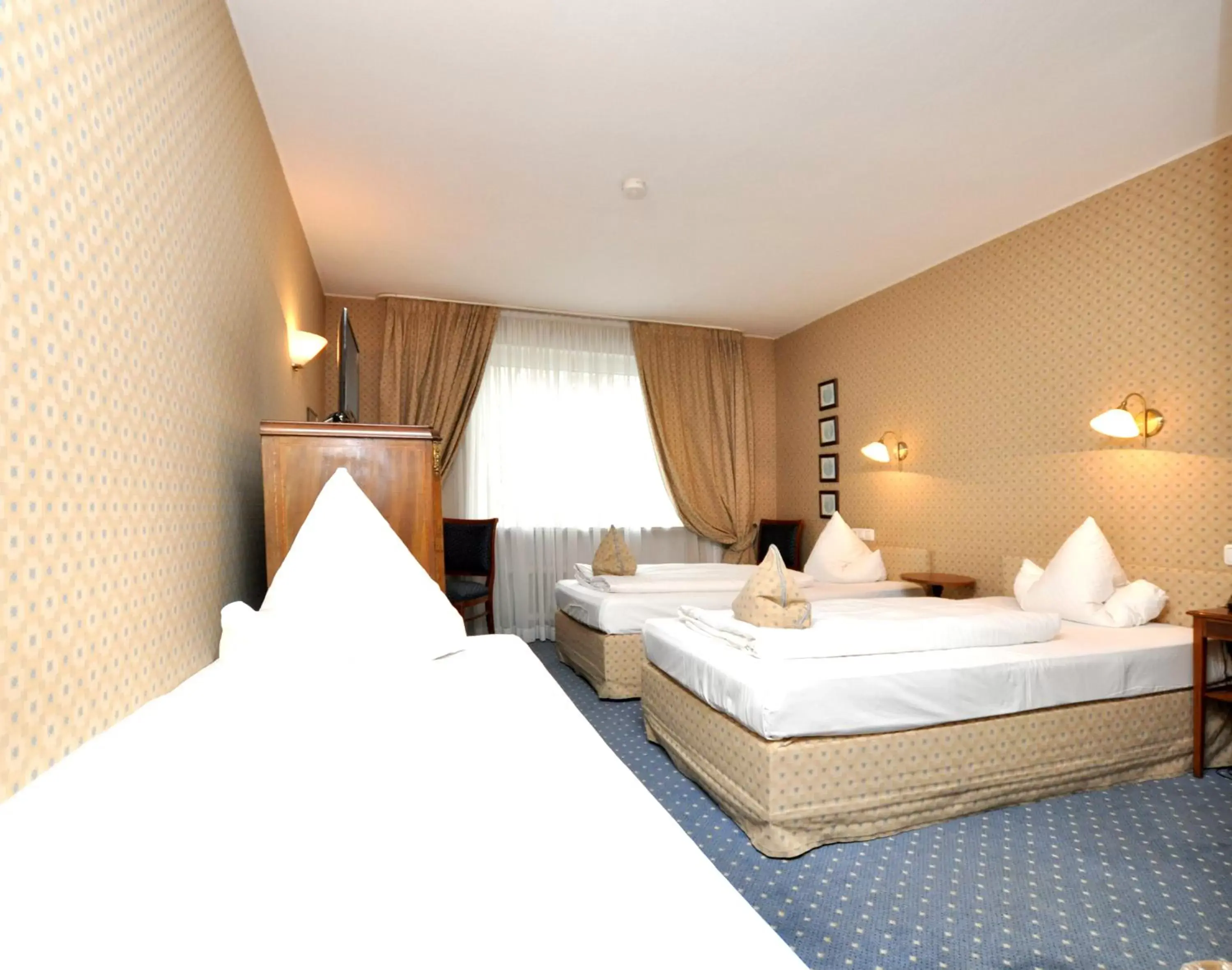 Classic Triple Room in Hotel Altmünchen by Blattl