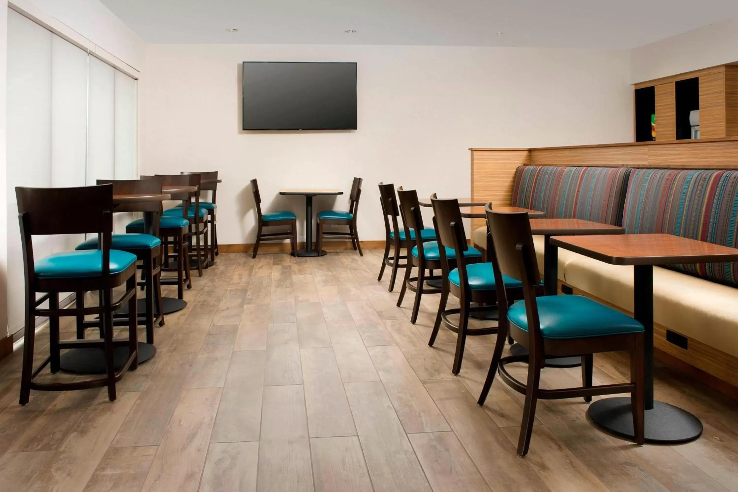 Breakfast, Lounge/Bar in TownePlace Suites by Marriott Alexandria Fort Belvoir