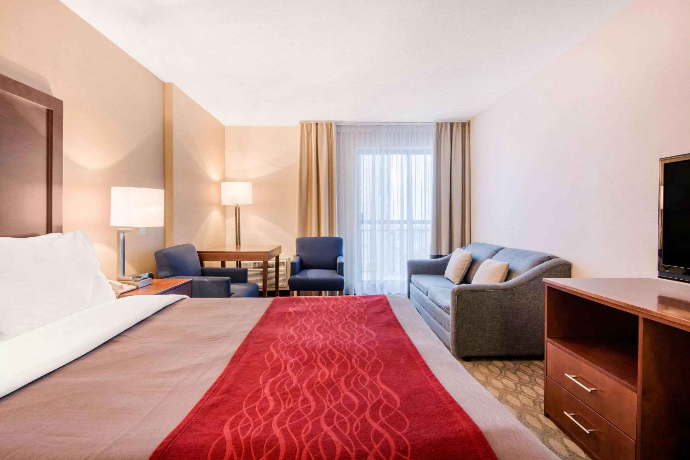 Photo of the whole room, Bed in Comfort Inn Fallsview