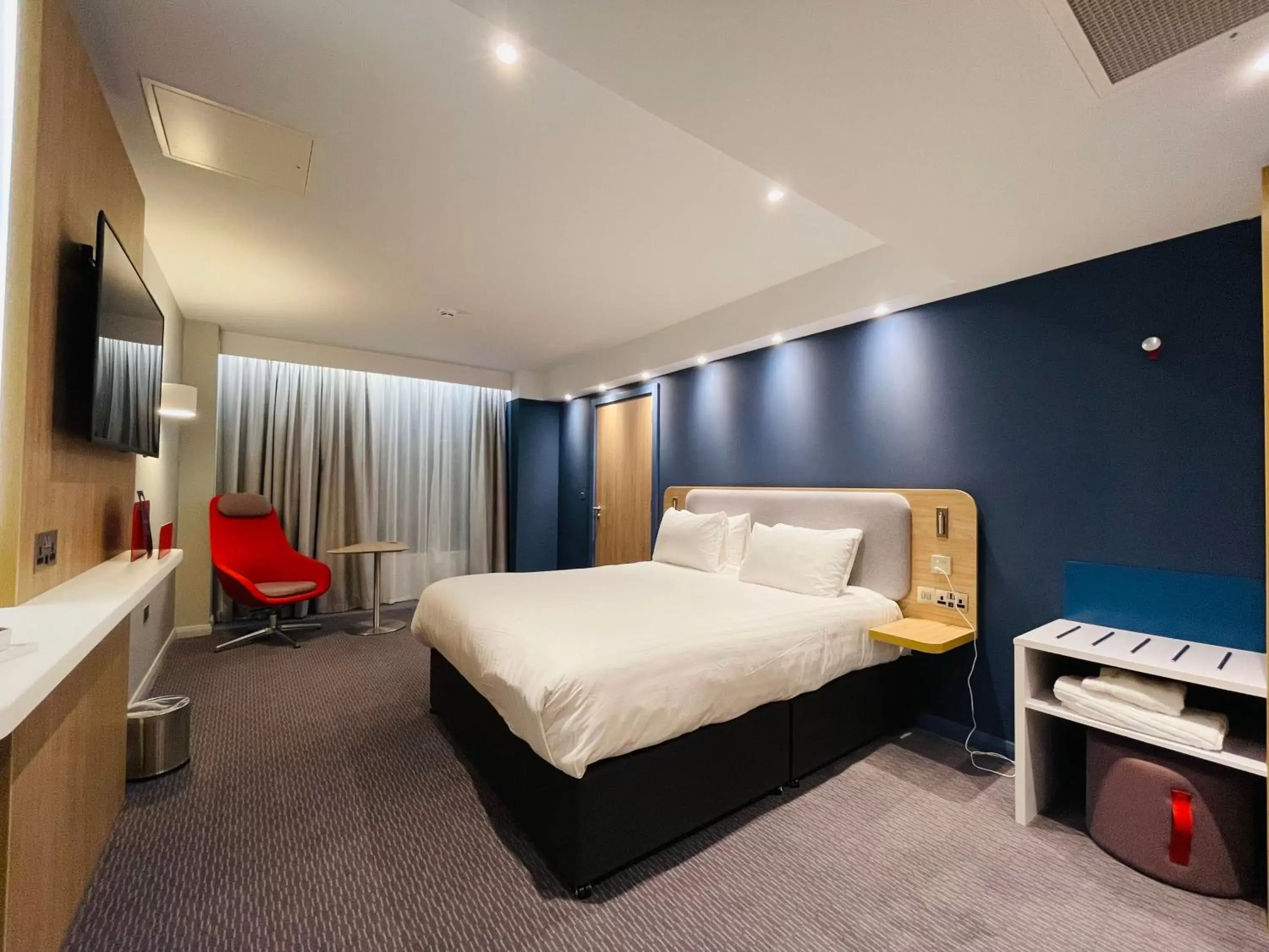 Bedroom, Bed in Holiday Inn Express Cheltenham Town Centre, an IHG Hotel