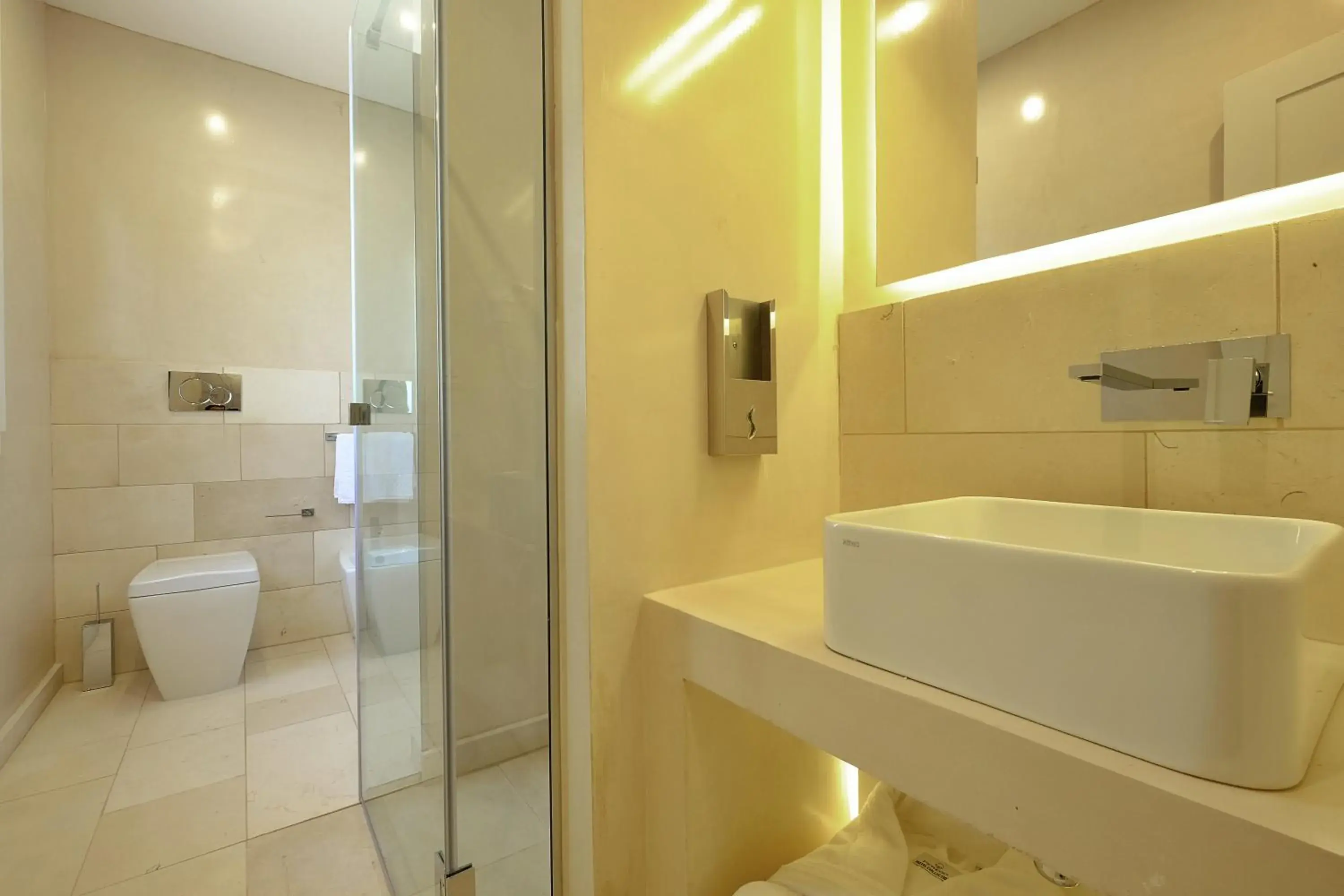 Shower, Bathroom in Montiro' Hotel