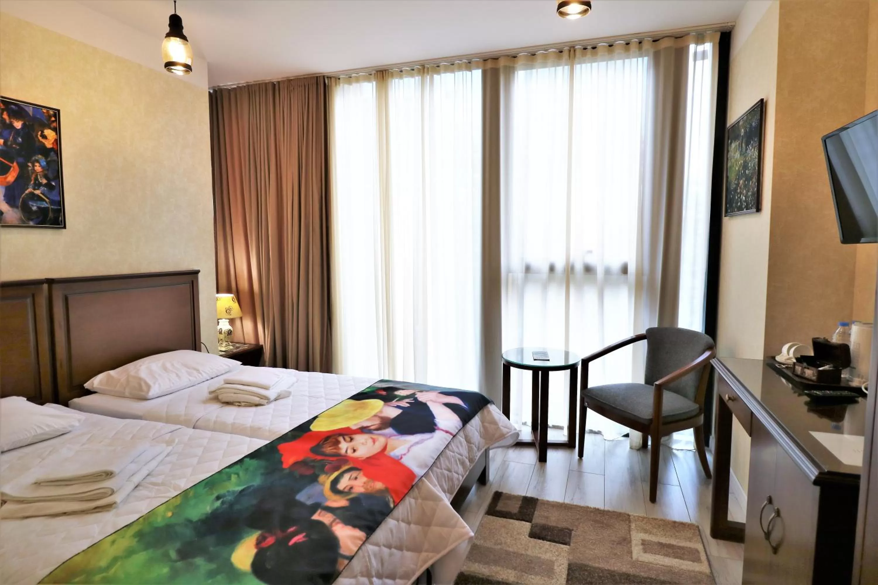 Photo of the whole room, Bed in Hotel Liberty Theatre