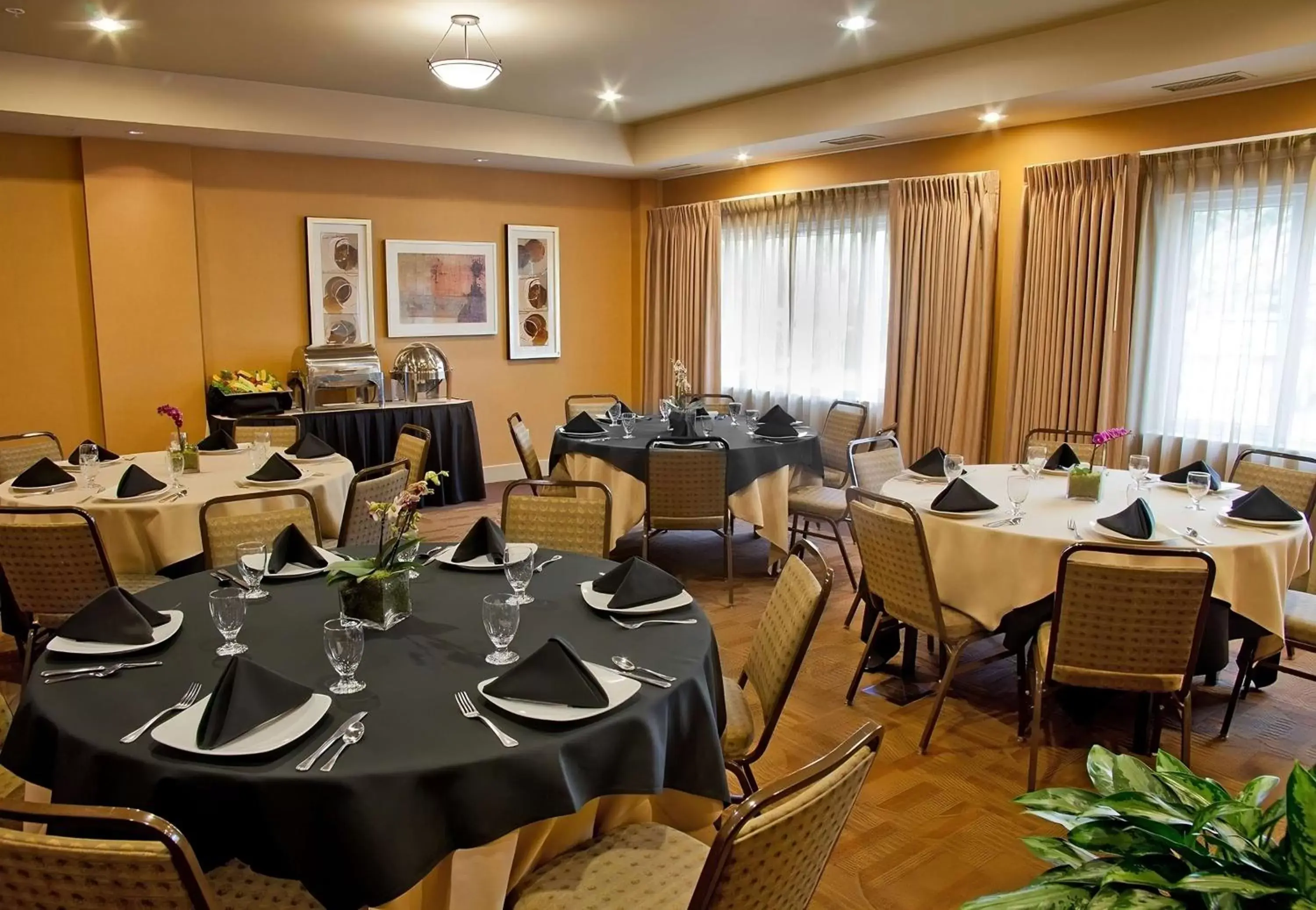 Banquet/Function facilities, Restaurant/Places to Eat in Eastgate Hotel - BW Signature Collection