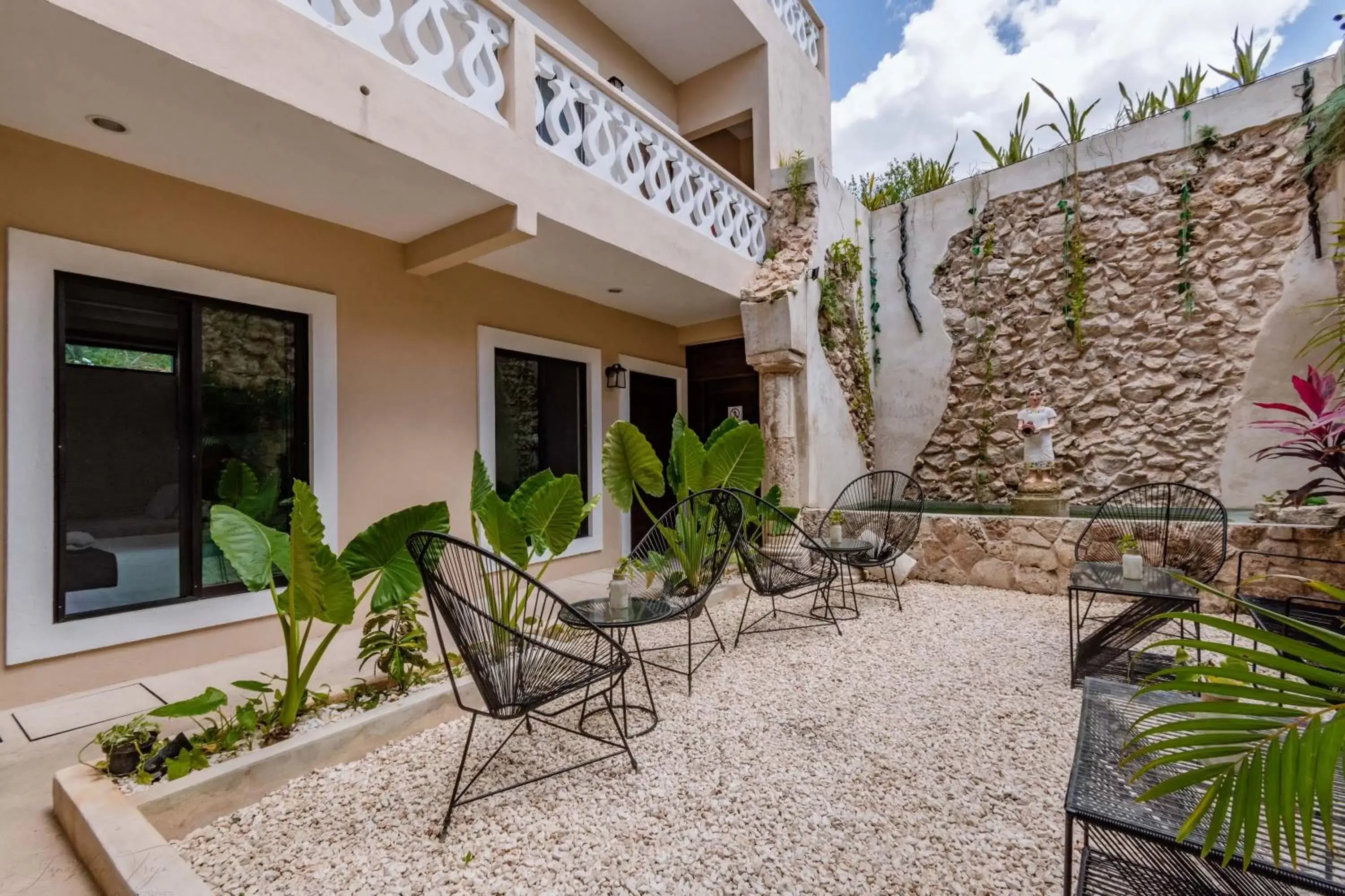 Patio in Hotel Colonial Zaci by GuruHotel