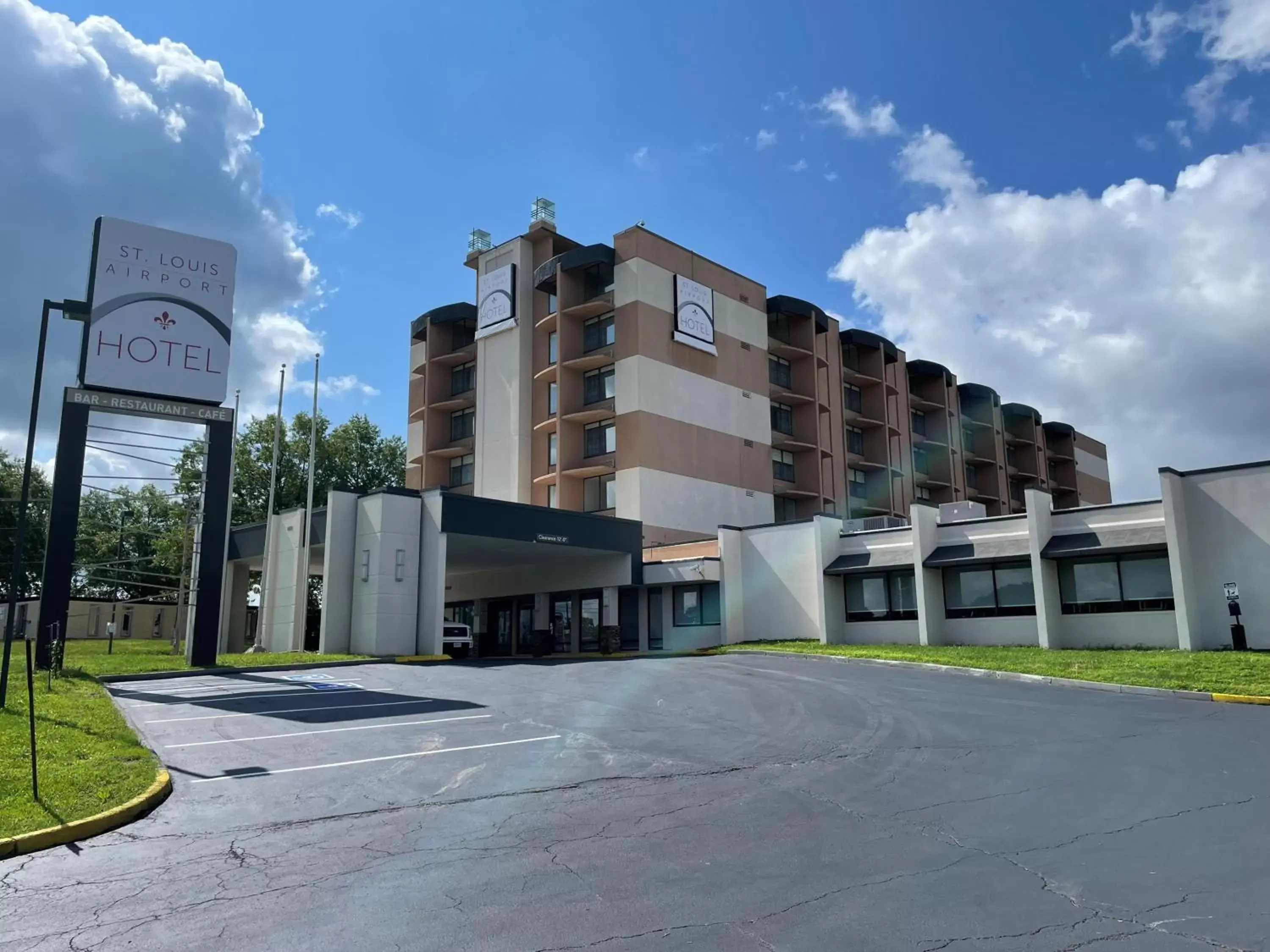 Property Building in Saint Louis Airport Hotel