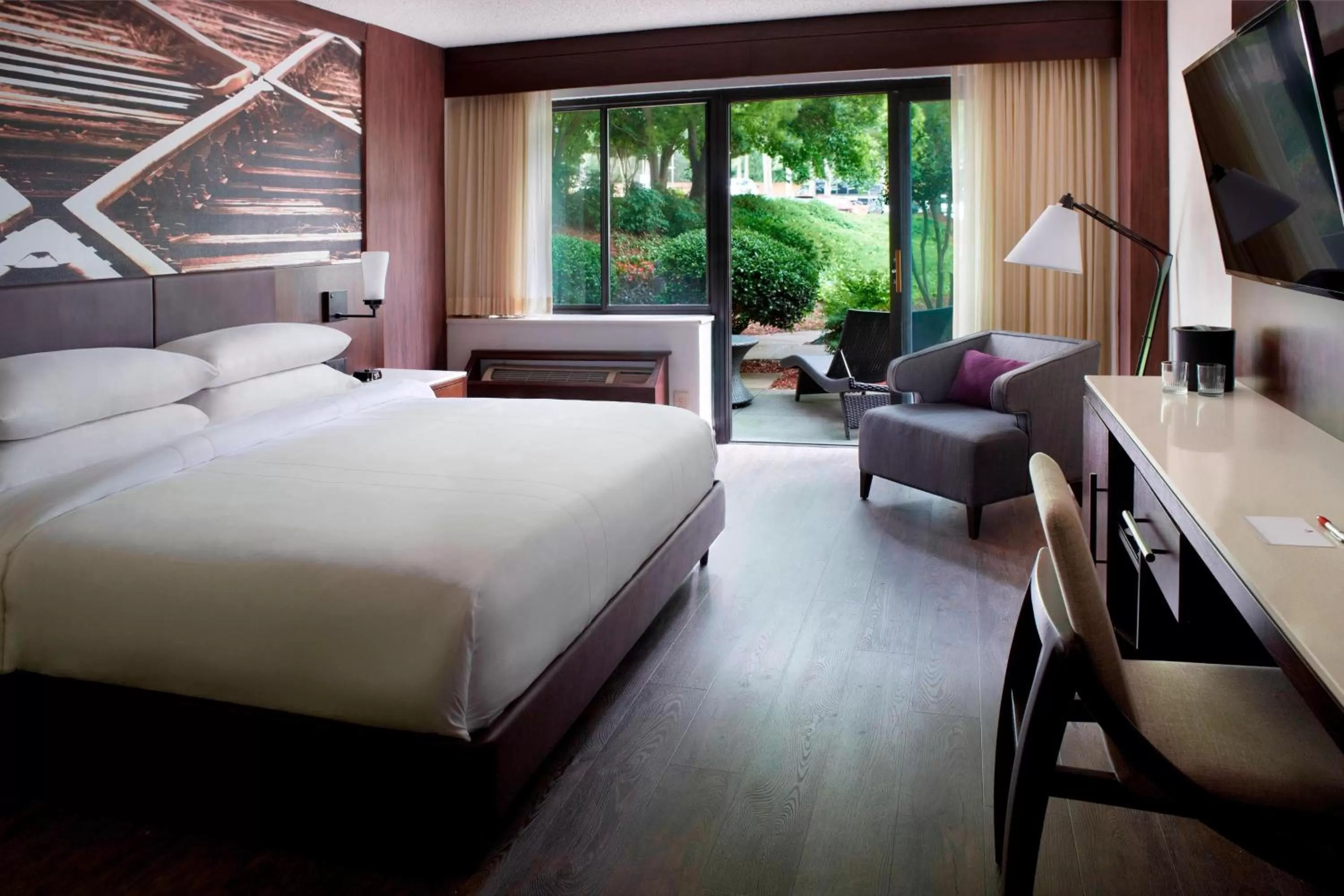 Photo of the whole room, Bed in Atlanta Marriott Peachtree Corners