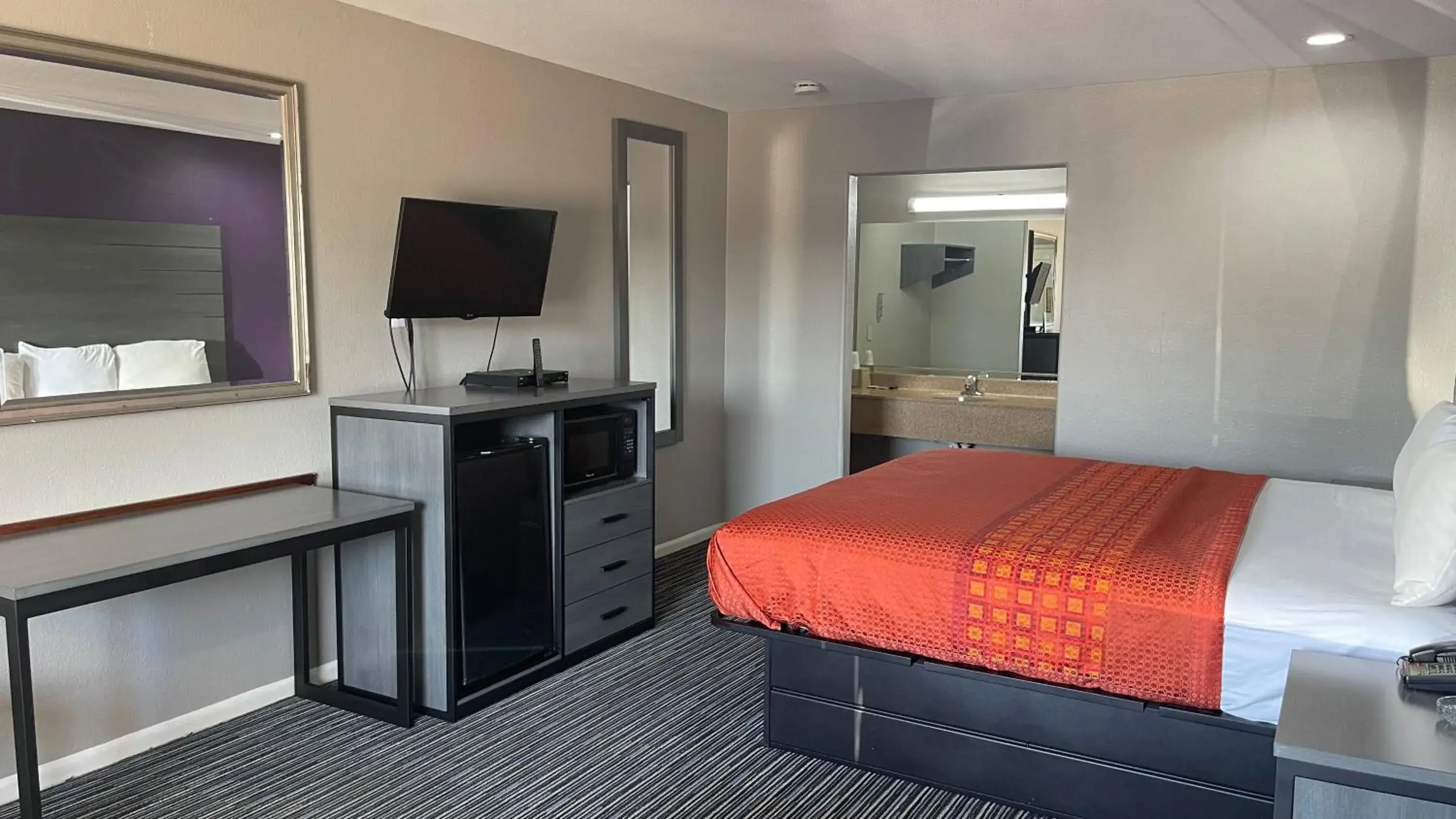 Bed in Executive Inn and Suites Houston
