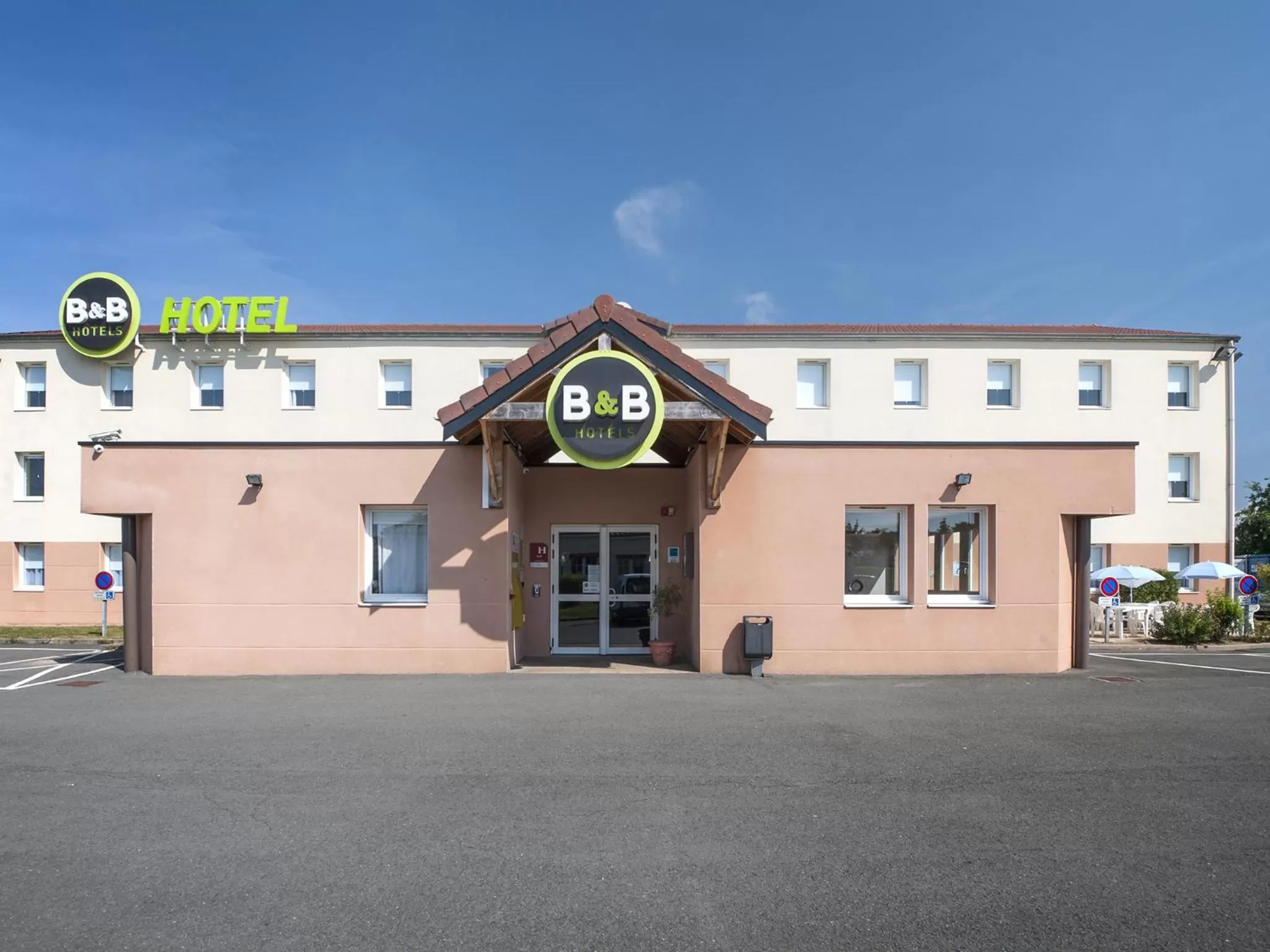 Facade/entrance in B&B HOTEL Paray-le-Monial