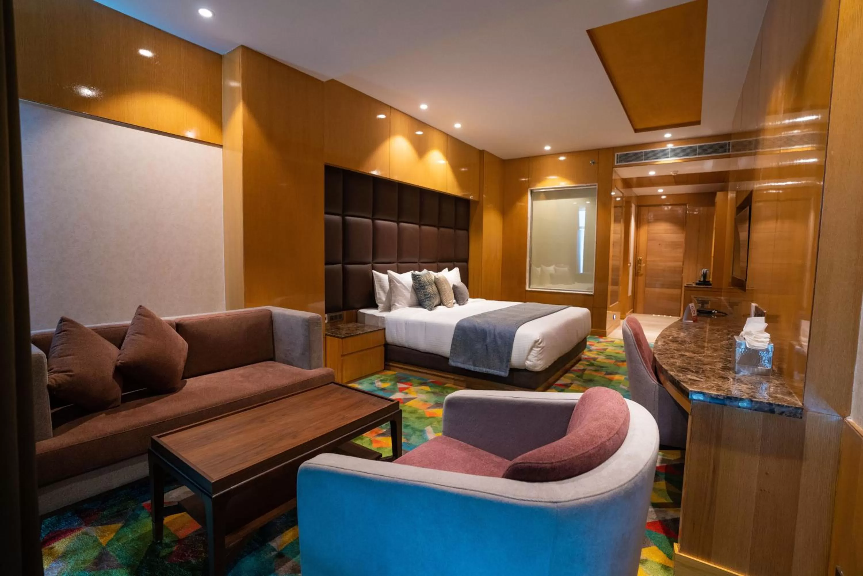 Seating area, Bed in Ramada Plaza by Wyndham Jammu Vijaypur