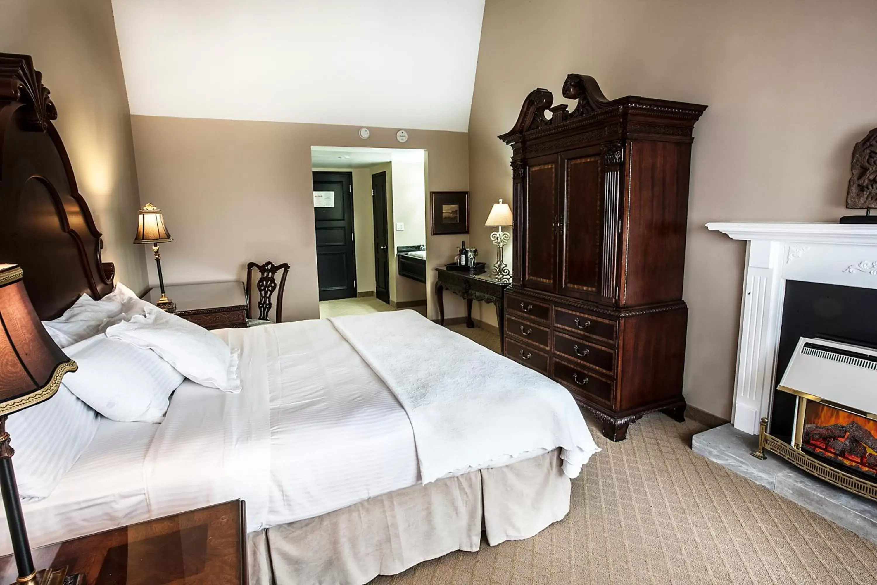 Photo of the whole room, Bed in Old Stone Inn Boutique Hotel