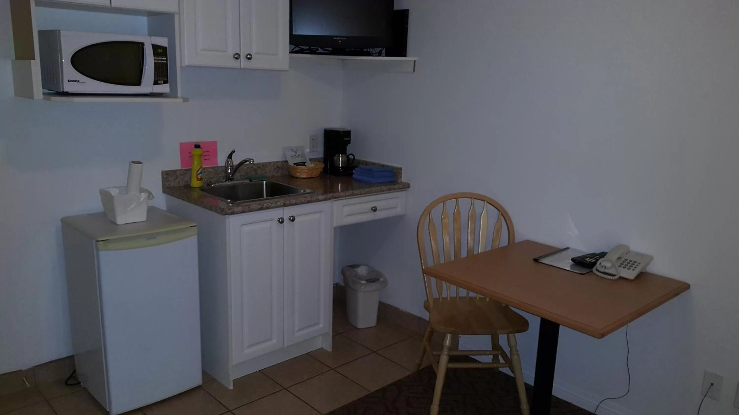 Kitchen or kitchenette in Cactus Tree Inn