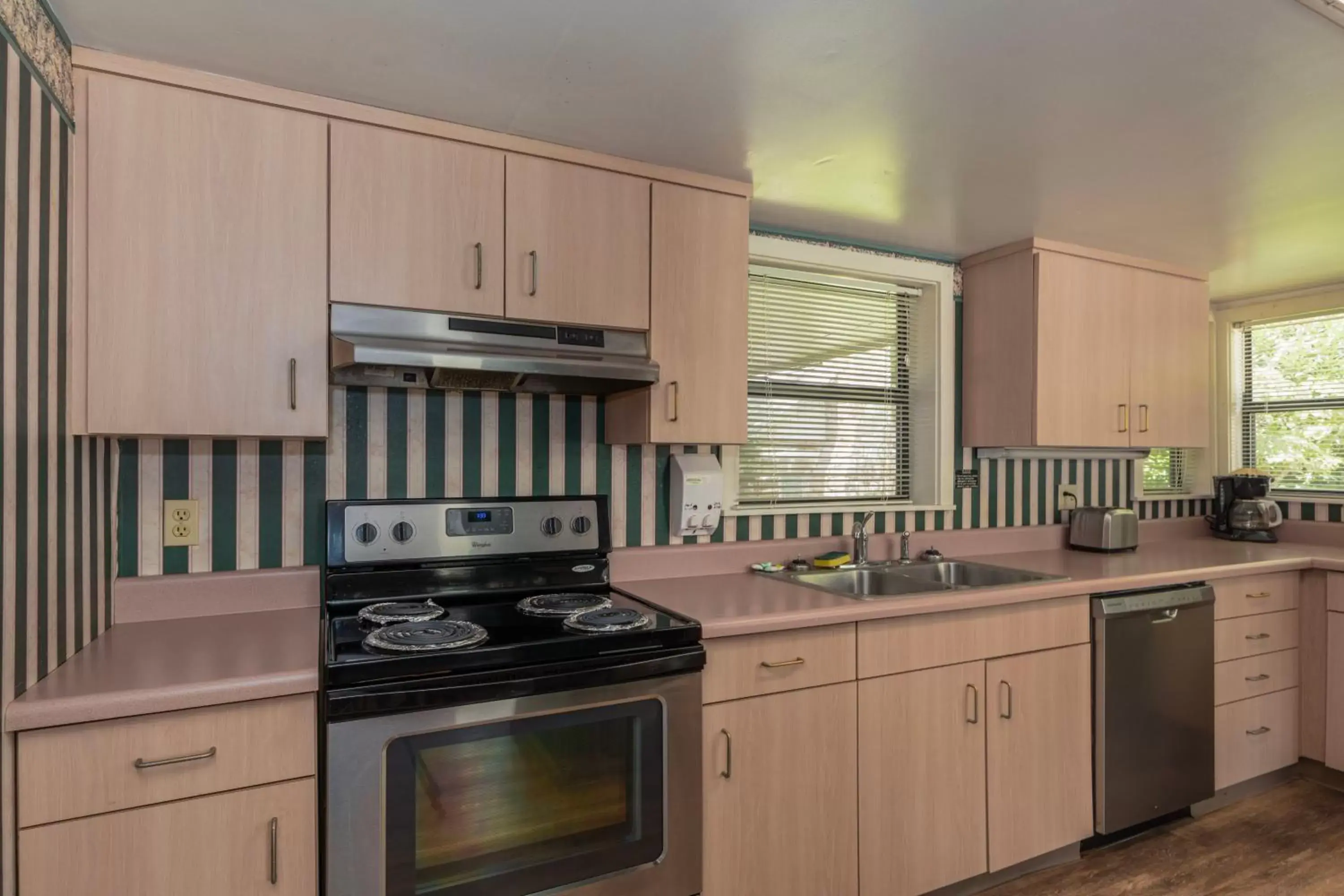 Kitchen/Kitchenette in Carr's Northside Hotel and Cottages