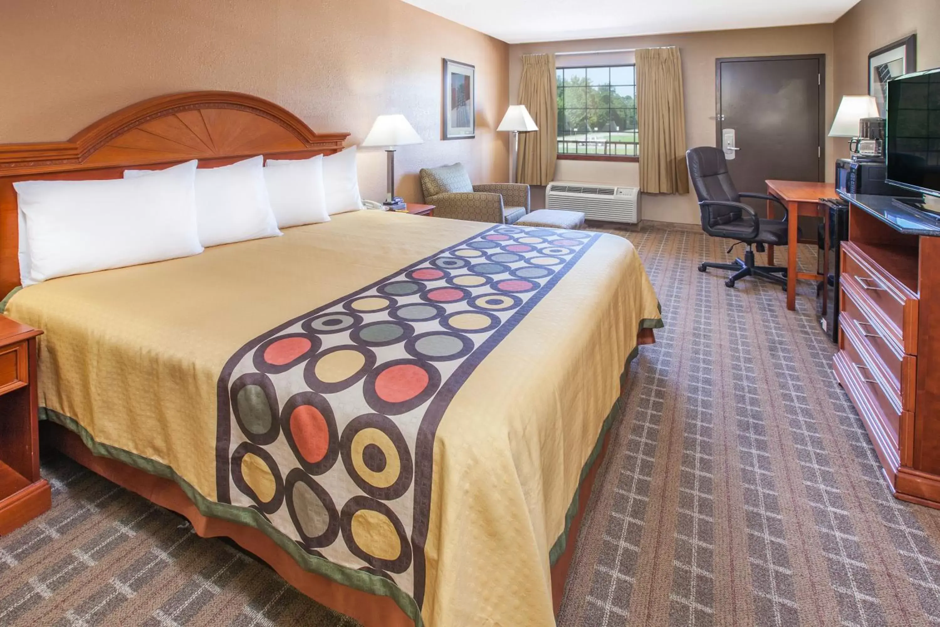 King Room - Mobility Access/Non-Smoking in Super 8 by Wyndham Clinton King Room - Mobility Access/Non-Smoking in Super 8 by Wyndham Clinton