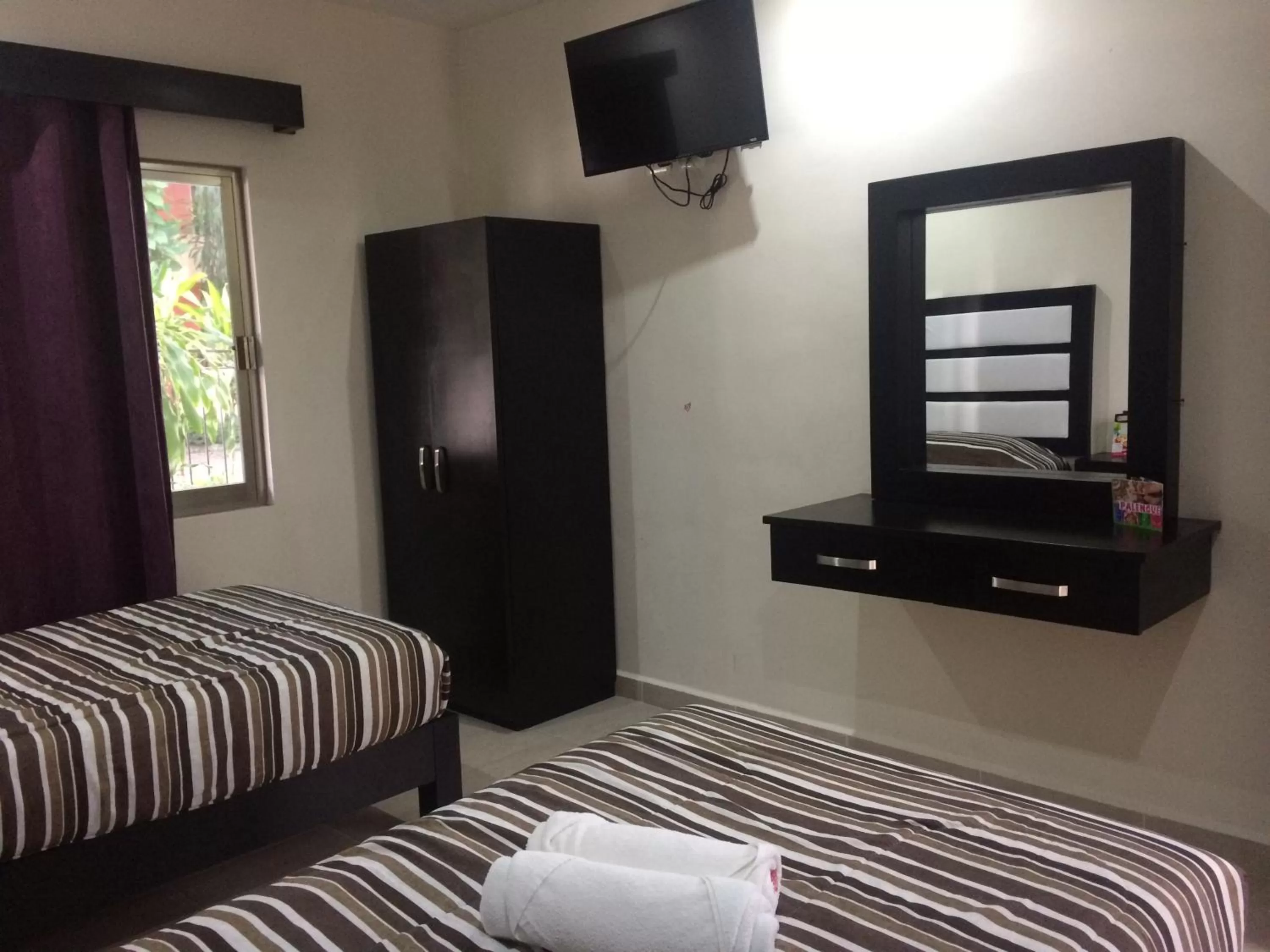 Bed, TV/Entertainment Center in Hotel Sevilla Palenque