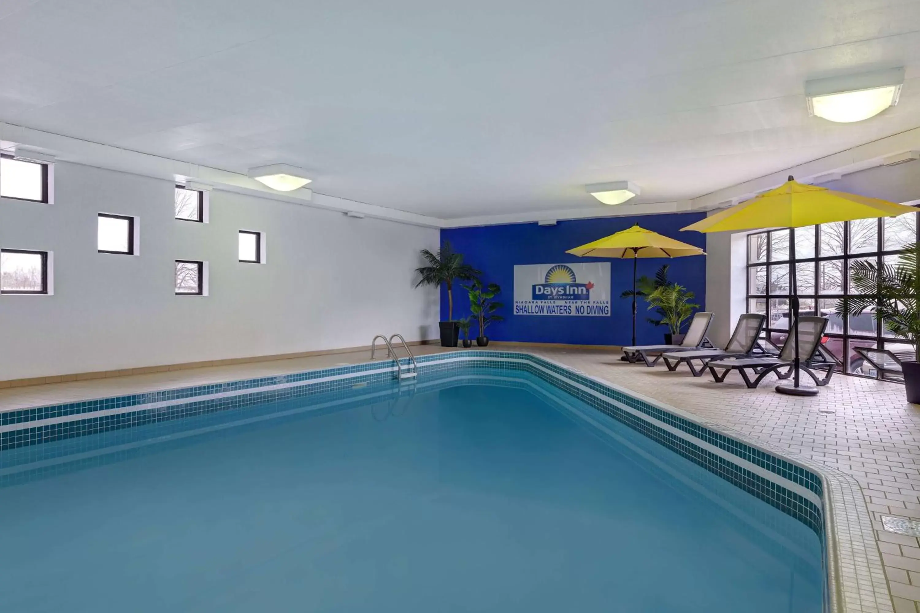 Pool view, Swimming Pool in Days Inn by Wyndham Niagara Falls Near The Falls
