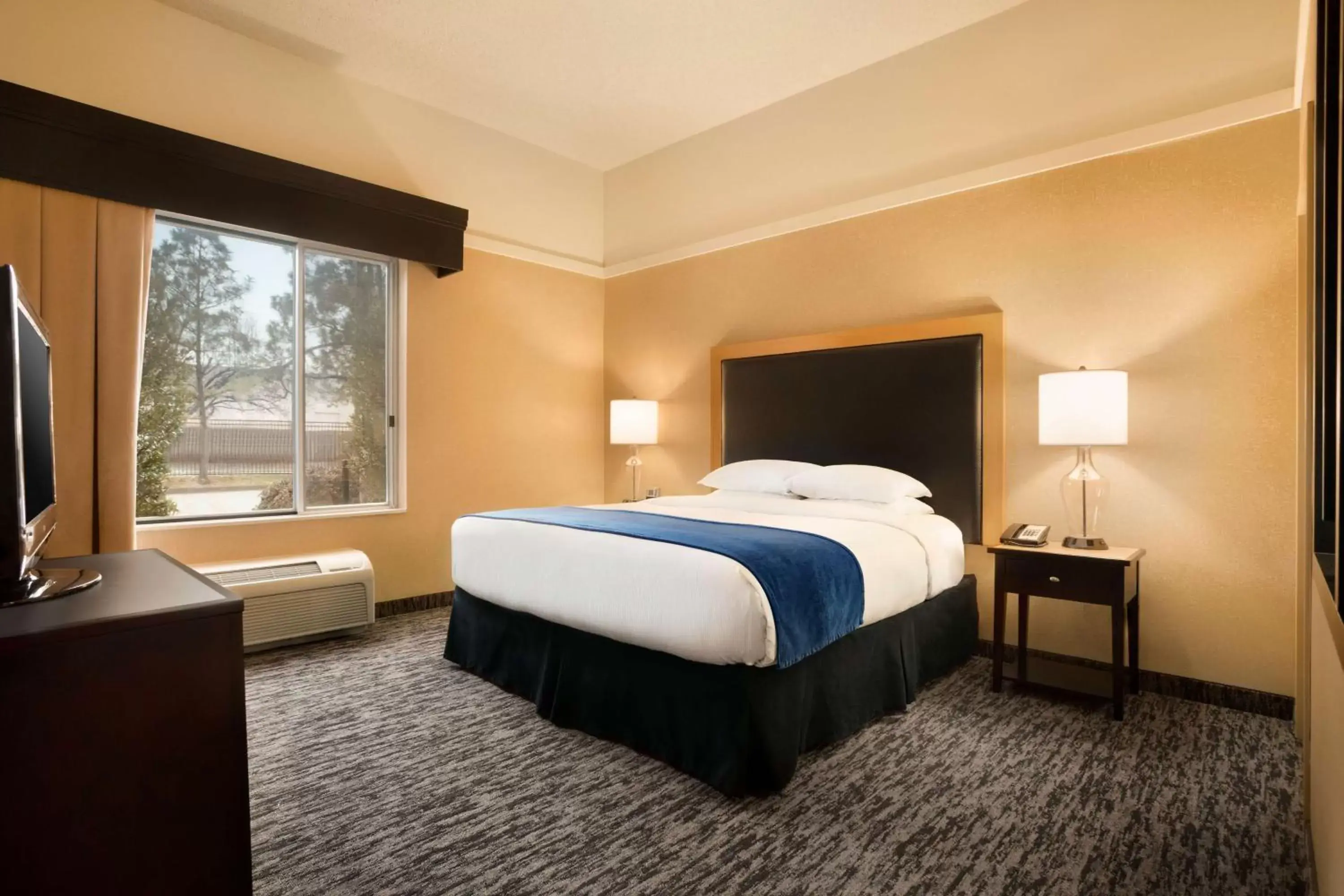 Bed in DoubleTree by Hilton Hotel Oklahoma City Airport