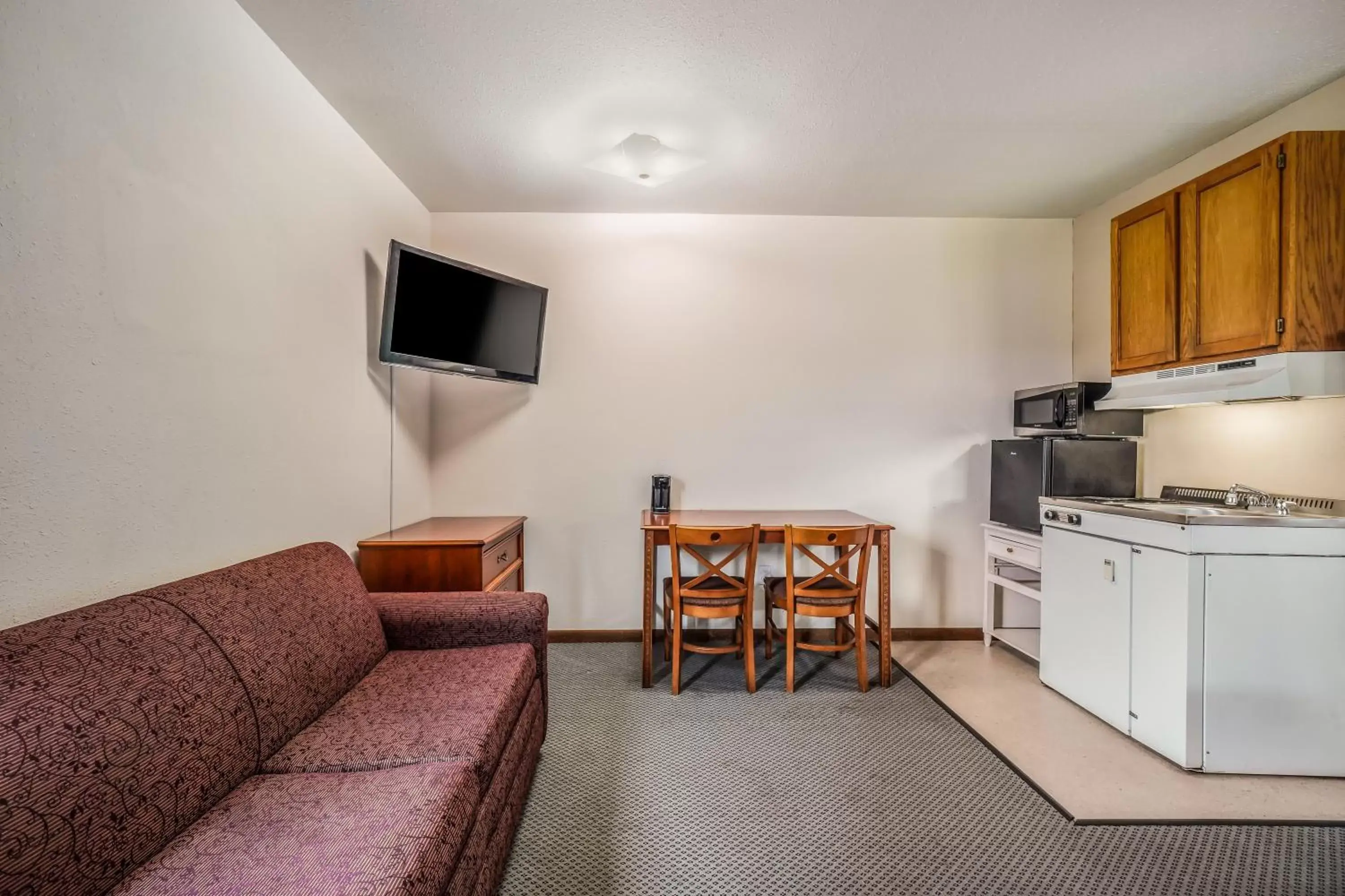 Kitchen/Kitchenette in Americas Best Value Inn Marquette