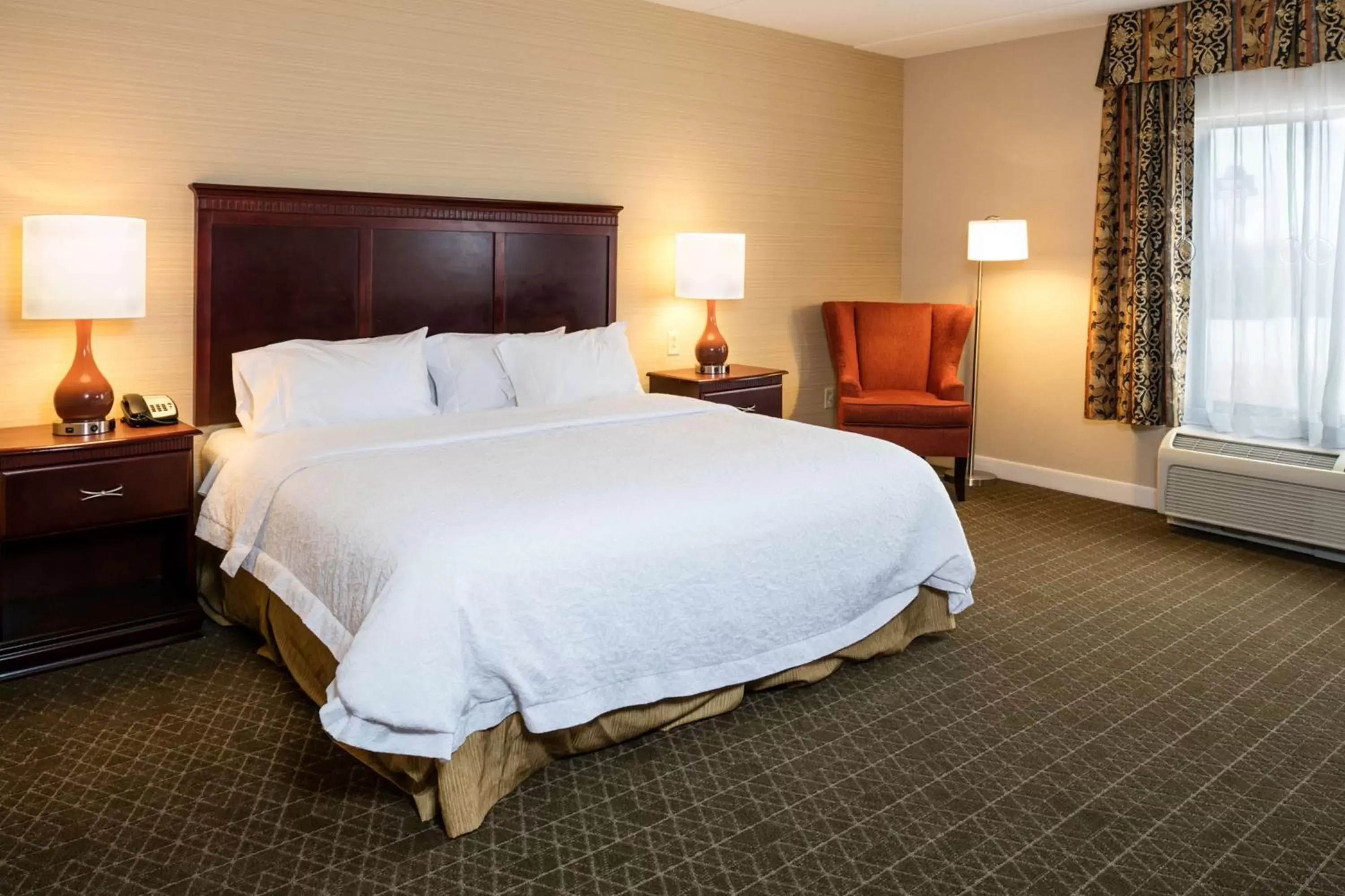 Bed in Hampton Inn & Suites Toledo-Perrysburg