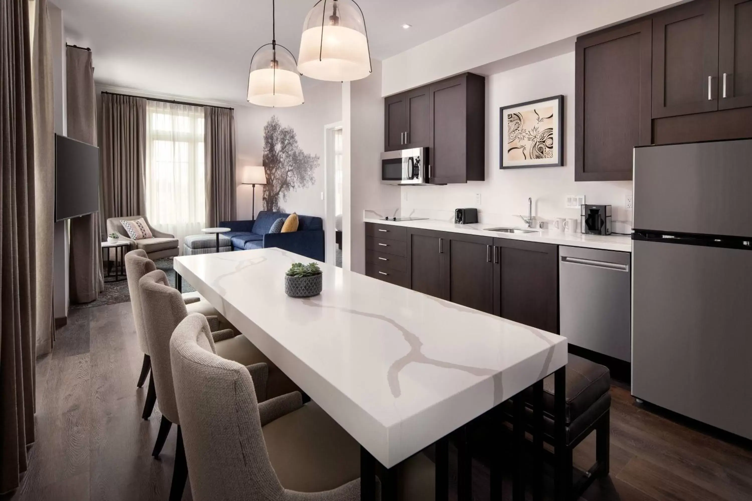 Bedroom, Kitchen/Kitchenette in Residence Inn Los Angeles Glendale