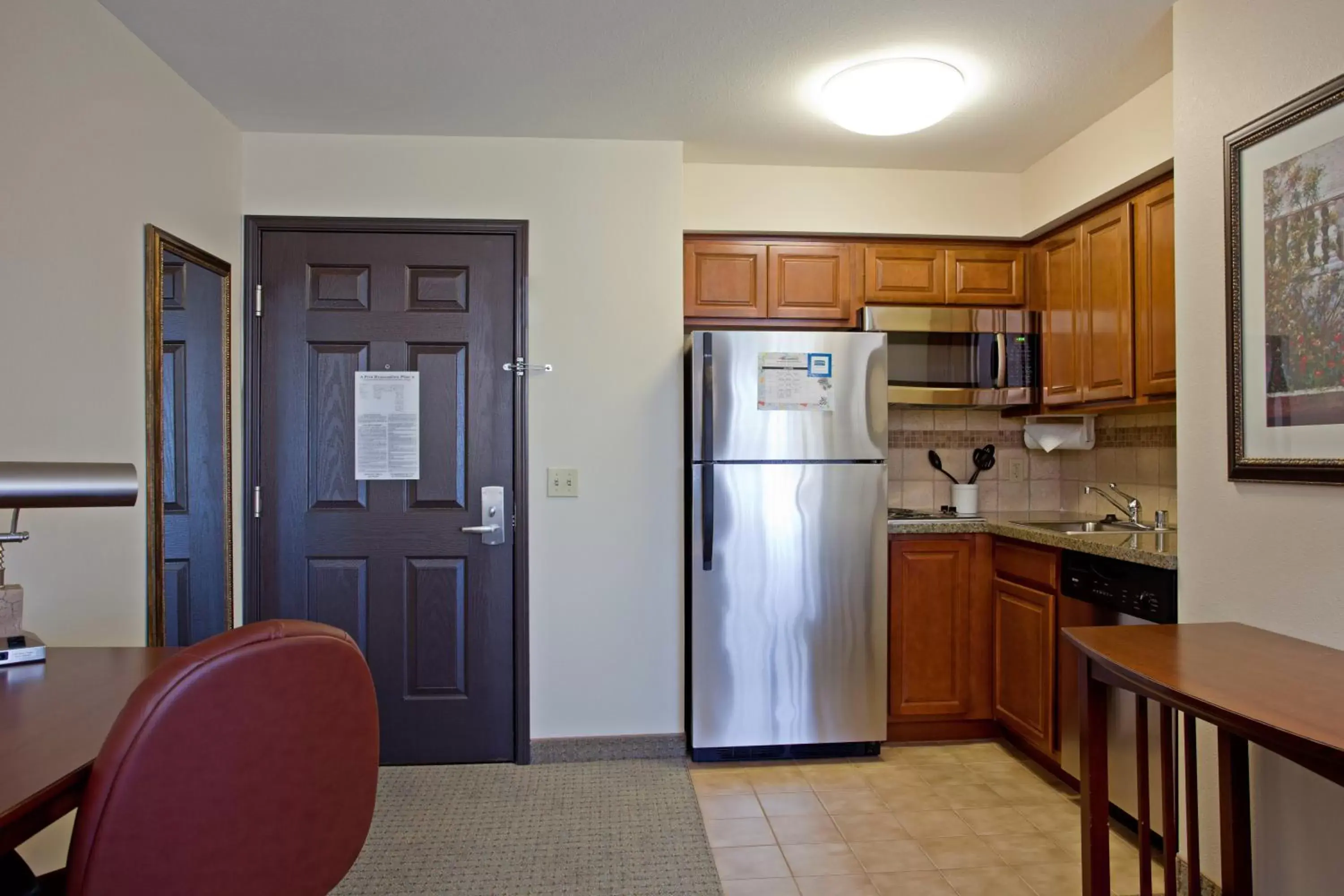 Living room, Kitchen/Kitchenette in Staybridge Suites Palmdale, an IHG Hotel