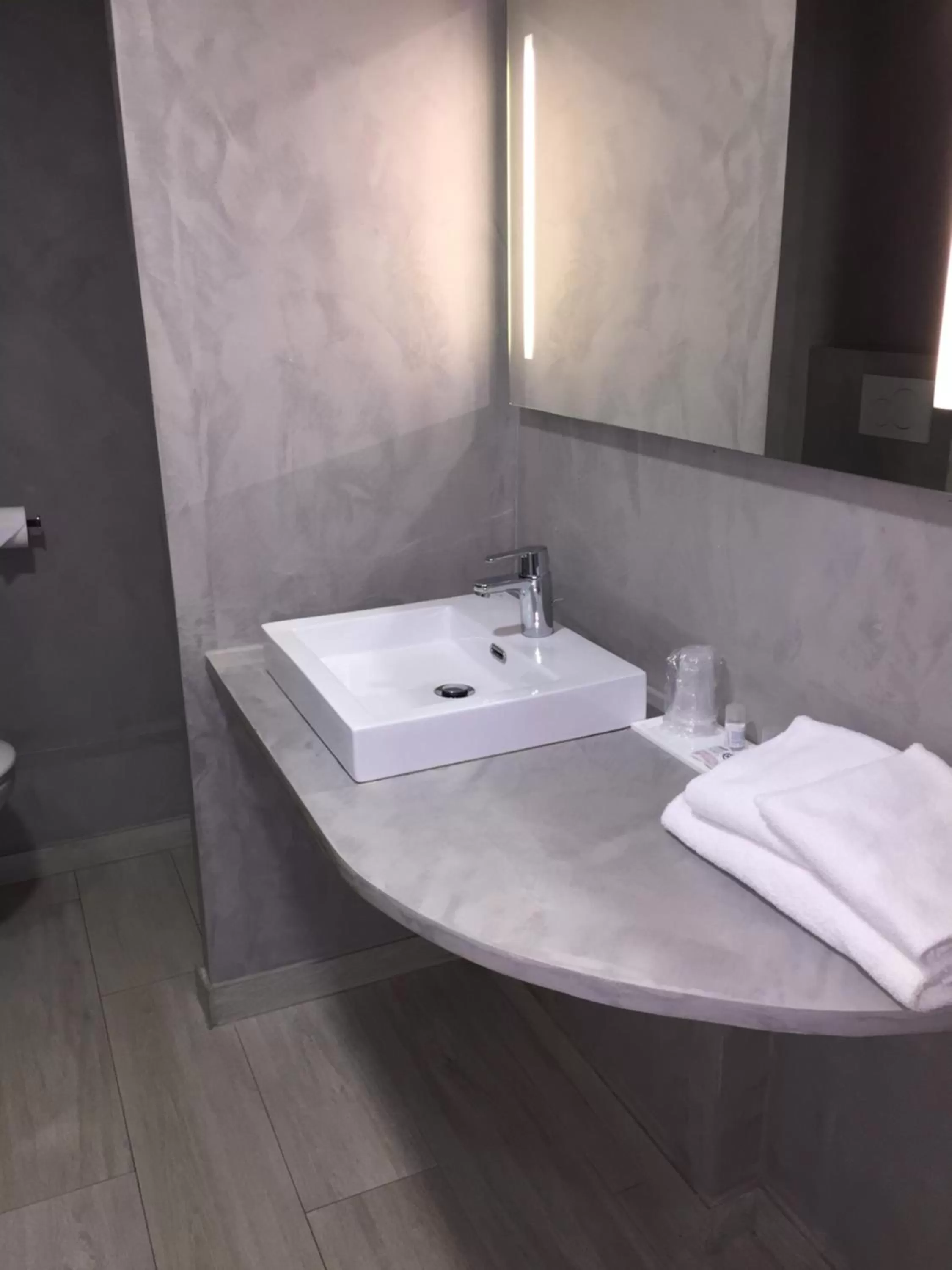 Bathroom in Hotel Le Cardinal Rueil Centre