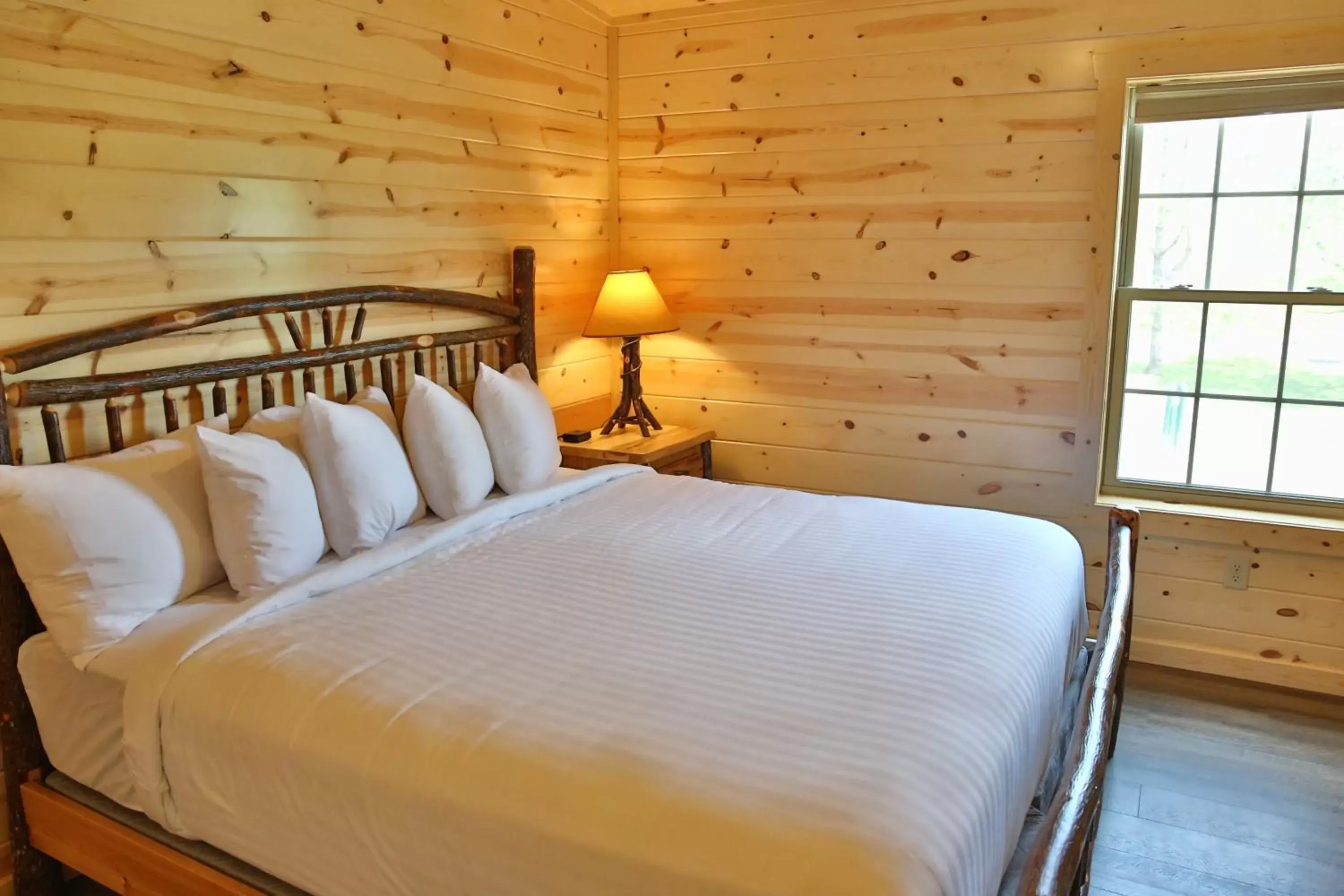 Bedroom, Bed in Waterview Lodge by Amish Country Lodging